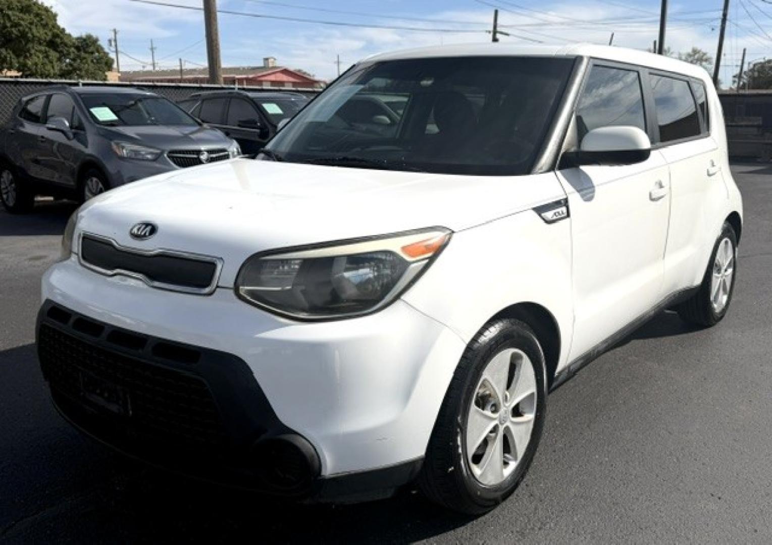 2016 Clear White /Black Kia Soul 5dr Wgn Man Base (KNDJN2A28G7) , 6-Speed Manual transmission, located at 4110 Avenue Q, Lubbock, 79412, 33.556553, -101.855820- Photo#1