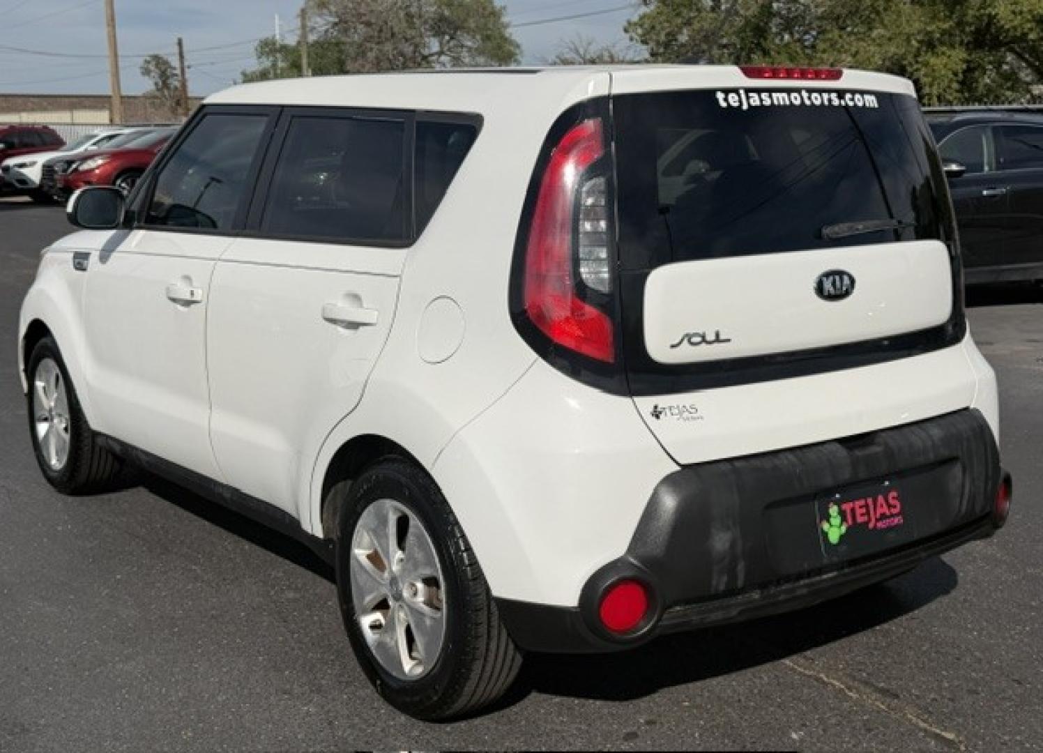 2016 Clear White /Black Kia Soul 5dr Wgn Man Base (KNDJN2A28G7) , 6-Speed Manual transmission, located at 4110 Avenue Q, Lubbock, 79412, 33.556553, -101.855820- Photo#2