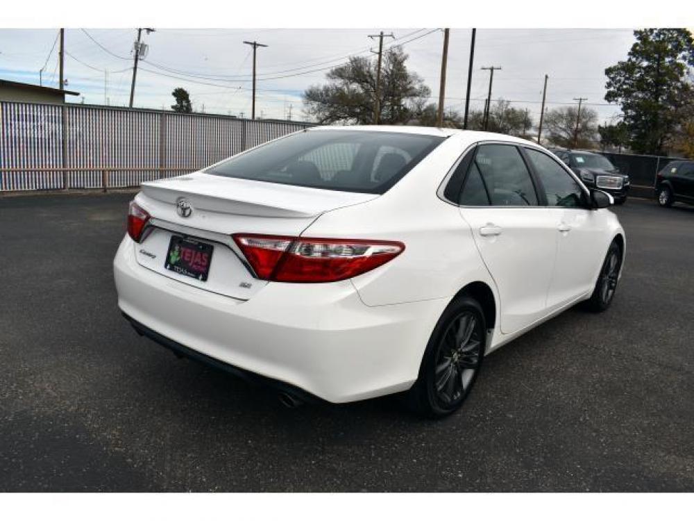 2015 SUPER WHITE /BLACK Toyota Camry 4dr Sdn I4 Auto SE (Natl) (4T1BF1FK2FU) with an 2.5L I-4 DOHC SMPI engine, 6-SPEED AUTOMATIC -INC: PADDLE SHIFTERS transmission, located at 3701 Avenue Q, Lubbock, 79412, (806) 762-3556, 33.560417, -101.855019 - Photo #1