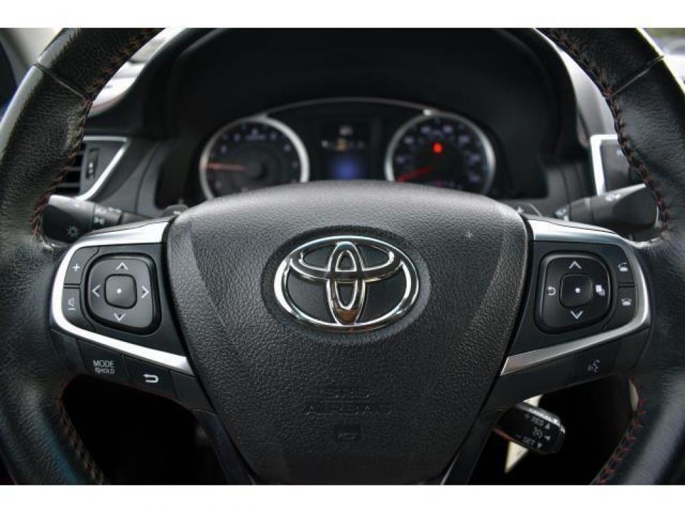 2015 SUPER WHITE /BLACK Toyota Camry 4dr Sdn I4 Auto SE (Natl) (4T1BF1FK2FU) with an 2.5L I-4 DOHC SMPI engine, 6-SPEED AUTOMATIC -INC: PADDLE SHIFTERS transmission, located at 3701 Avenue Q, Lubbock, 79412, (806) 762-3556, 33.560417, -101.855019 - Photo #10