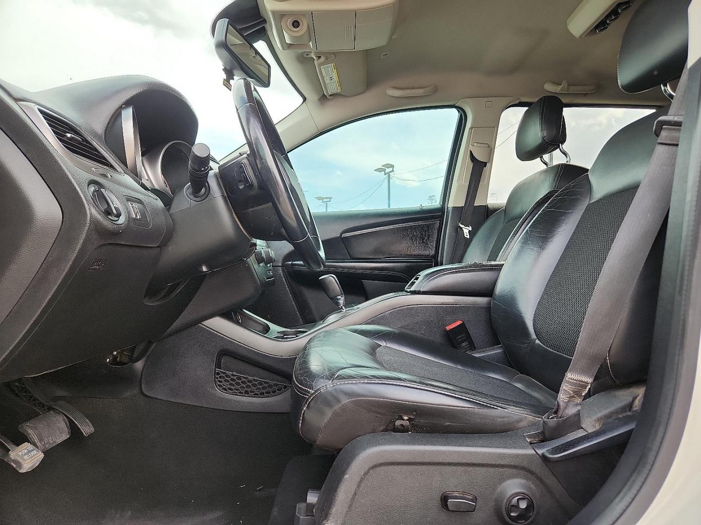 2018 Vice White - PW3 /Black - X9 Dodge Journey Crossroad (3C4PDCGB1JT) with an Tigershark MultiAir 2.4L I-4 DOHC, variable valve control, regular unleaded, engine with 173HP engine, located at 4110 Avenue Q, Lubbock, 79412, 33.556553, -101.855820 - 06/11/2026 KEY IN ENVELOPE GOD - Photo#6
