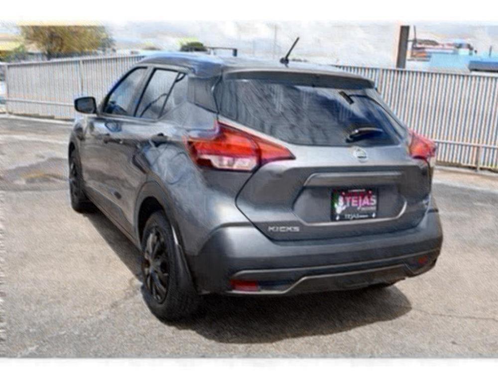 2018 GRAY Nissan Kicks (3N1CP5CU2JL) with an Engine: 1.6L DOHC 16V 4-Cylinder engine, located at 3701 Avenue Q, Lubbock, 79412, 33.560417, -101.855019 - Photo #2