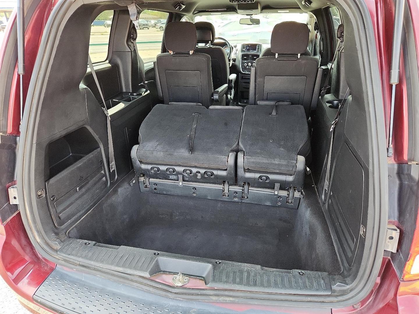 2018 Octane Red Pearlcoat - PRV /Black - X9 Dodge Grand Caravan SE Plus (2C4RDGBG0JR) with an Pentastar 3.6L V-6 DOHC, VVT variable valve control, regular unleaded, engine with 283HP engine, located at 4110 Avenue Q, Lubbock, 79412, 33.556553, -101.855820 - Photo#5