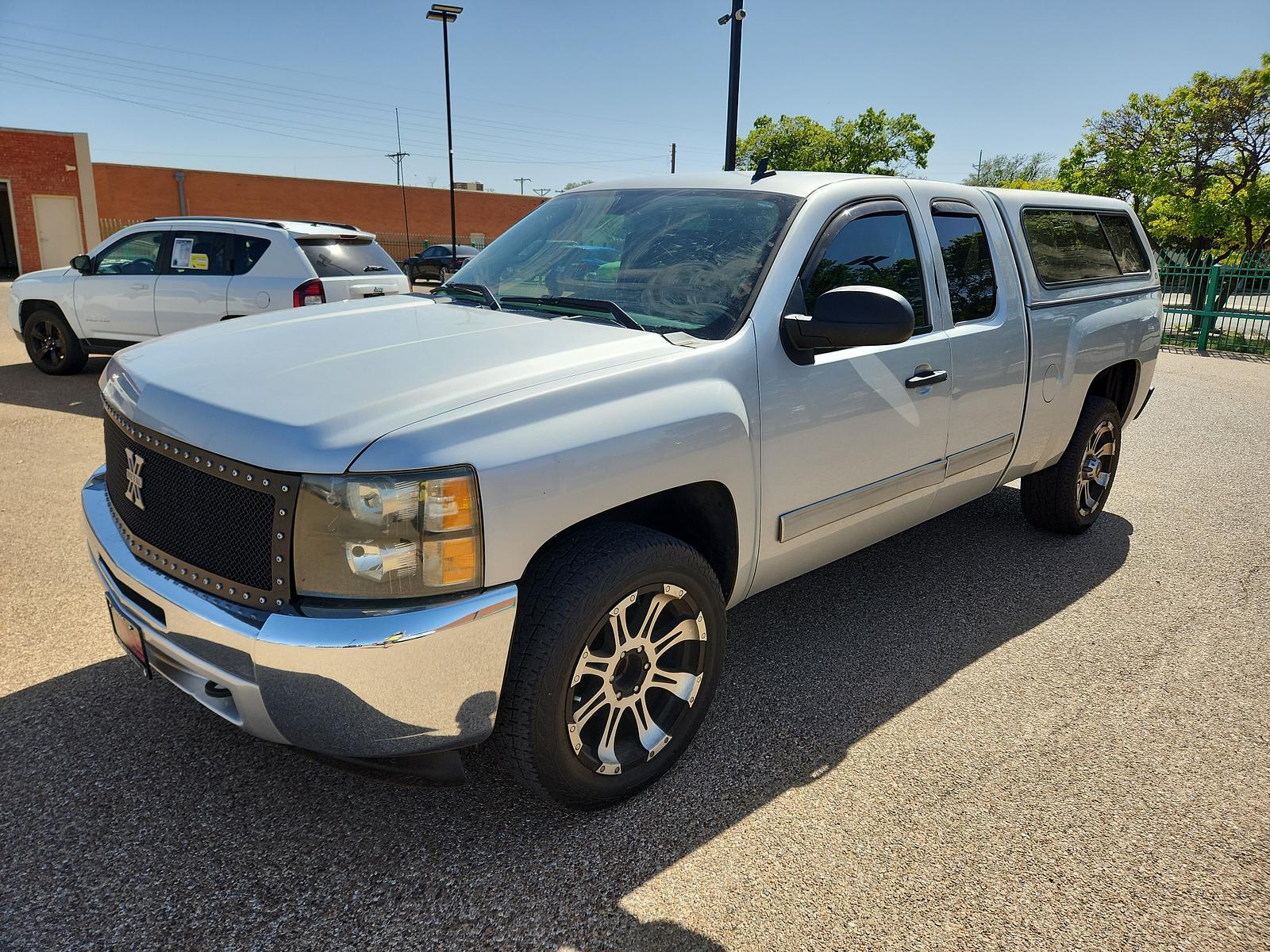 2013 Silver Ice Metallic /Ebony Chevrolet Silverado 1500 LT (1GCRCSE09DZ) with an ENGINE, VORTEC 5.3L VARIABLE VALVE TIMING V8 SFI FLEXFUEL WITH ACTIVE FUEL MANAGEMENT engine, located at 4110 Avenue Q, Lubbock, 79412, 33.556553, -101.855820 - 03/31/2023 KEY IN ENVELOPE GOD - Photo #1