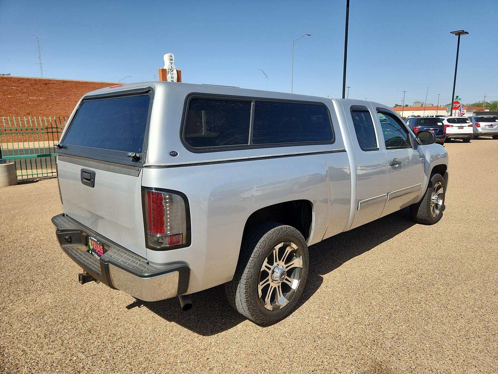 2013 Silver Ice Metallic /Ebony Chevrolet Silverado 1500 LT (1GCRCSE09DZ) with an ENGINE, VORTEC 5.3L VARIABLE VALVE TIMING V8 SFI FLEXFUEL WITH ACTIVE FUEL MANAGEMENT engine, located at 4110 Avenue Q, Lubbock, 79412, 33.556553, -101.855820 - 03/31/2023 KEY IN ENVELOPE GOD - Photo #2