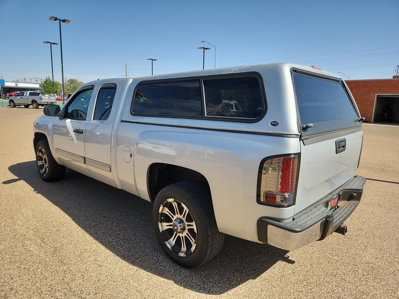 2013 Silver Ice Metallic /Ebony Chevrolet Silverado 1500 LT (1GCRCSE09DZ) with an ENGINE, VORTEC 5.3L VARIABLE VALVE TIMING V8 SFI FLEXFUEL WITH ACTIVE FUEL MANAGEMENT engine, located at 4110 Avenue Q, Lubbock, 79412, 33.556553, -101.855820 - 03/31/2023 KEY IN ENVELOPE GOD - Photo #3