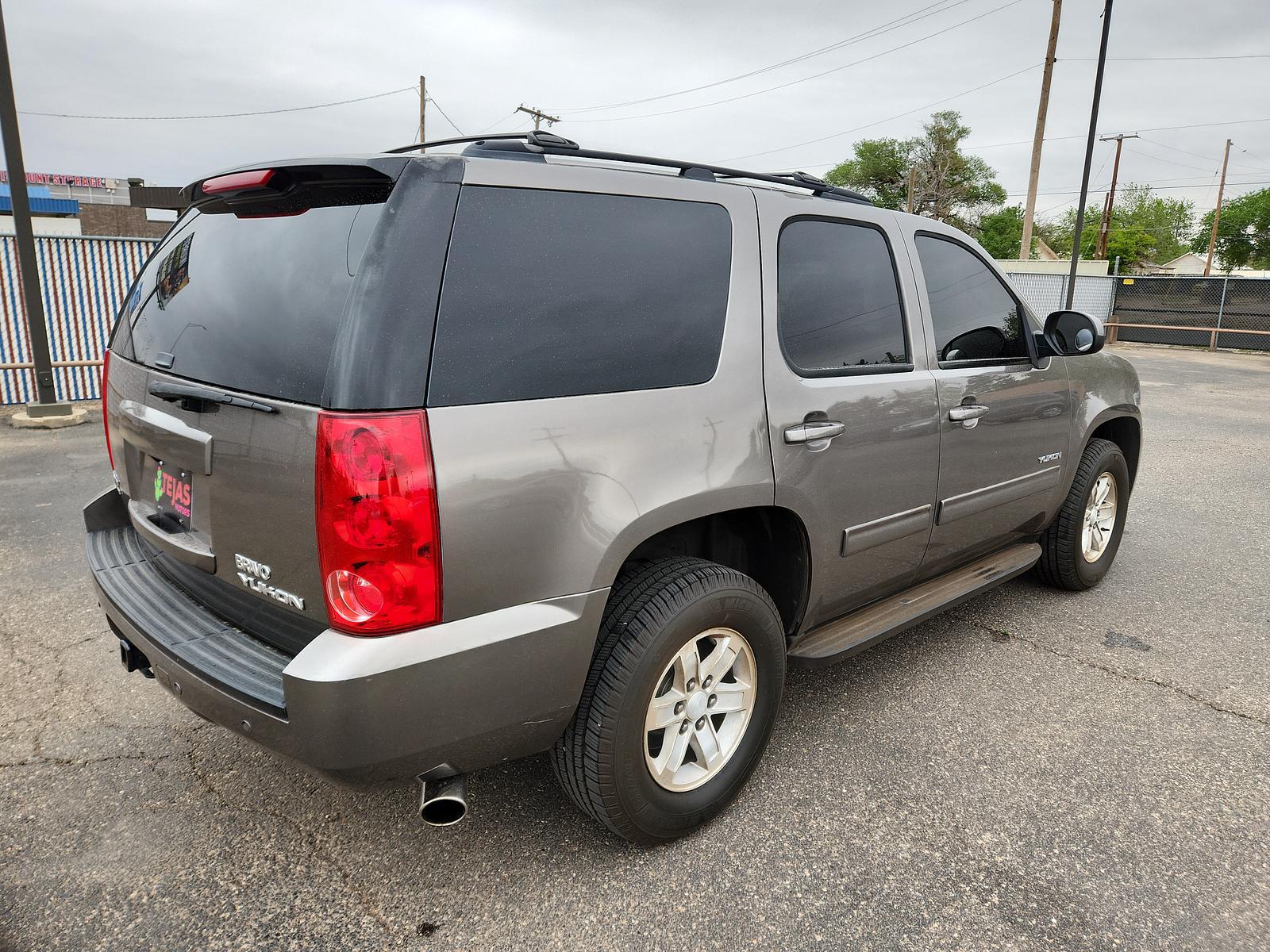 2013 GRAY GMC Yukon SLE (1GKS1AE09DR) with an ENGINE, VORTEC 5.3L V8 SFI FLEXFUEL WITH ACTIVE FUEL MANAGEMENT engine, located at 4110 Avenue Q, Lubbock, 79412, 33.556553, -101.855820 - 04/15/2023 KEY IN ENVELOPE GOD - Photo #1