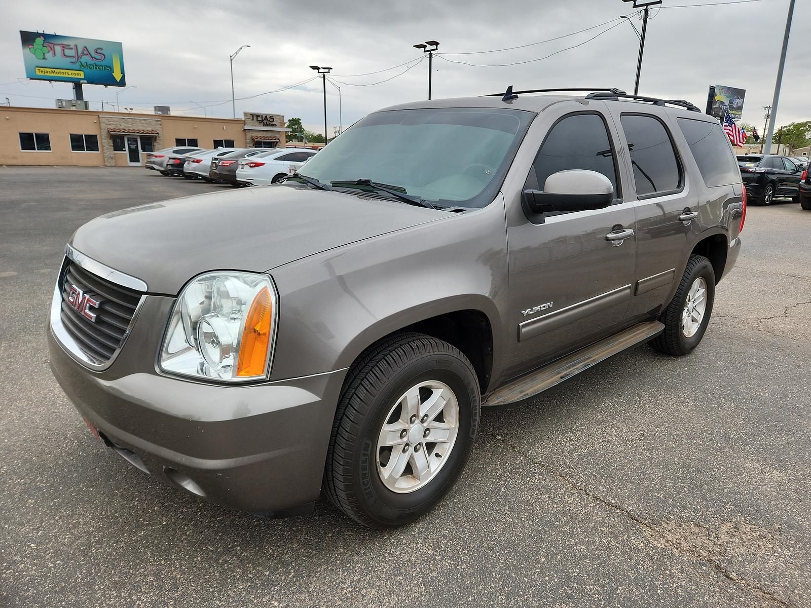 2013 GRAY GMC Yukon SLE (1GKS1AE09DR) with an ENGINE, VORTEC 5.3L V8 SFI FLEXFUEL WITH ACTIVE FUEL MANAGEMENT engine, located at 4110 Avenue Q, Lubbock, 79412, 33.556553, -101.855820 - 04/15/2023 KEY IN ENVELOPE GOD - Photo #3