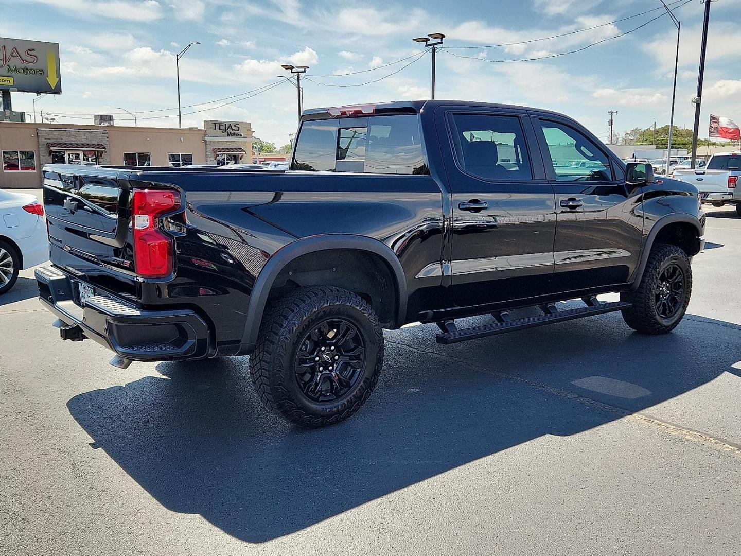 2022 /Jet Black/Graystone Chevrolet Silverado 1500 4WD Crew Cab Short Bed ZR2 (3GCUDHEL0NG) with an EcoTec3 6.2L V-8 gasoline direct injection, variable valve control, premium unleaded, engine with cylinder deactivation and 420HP engine, located at 4110 Avenue Q, Lubbock, 79412, 33.556553, -101.855820 - Photo#1
