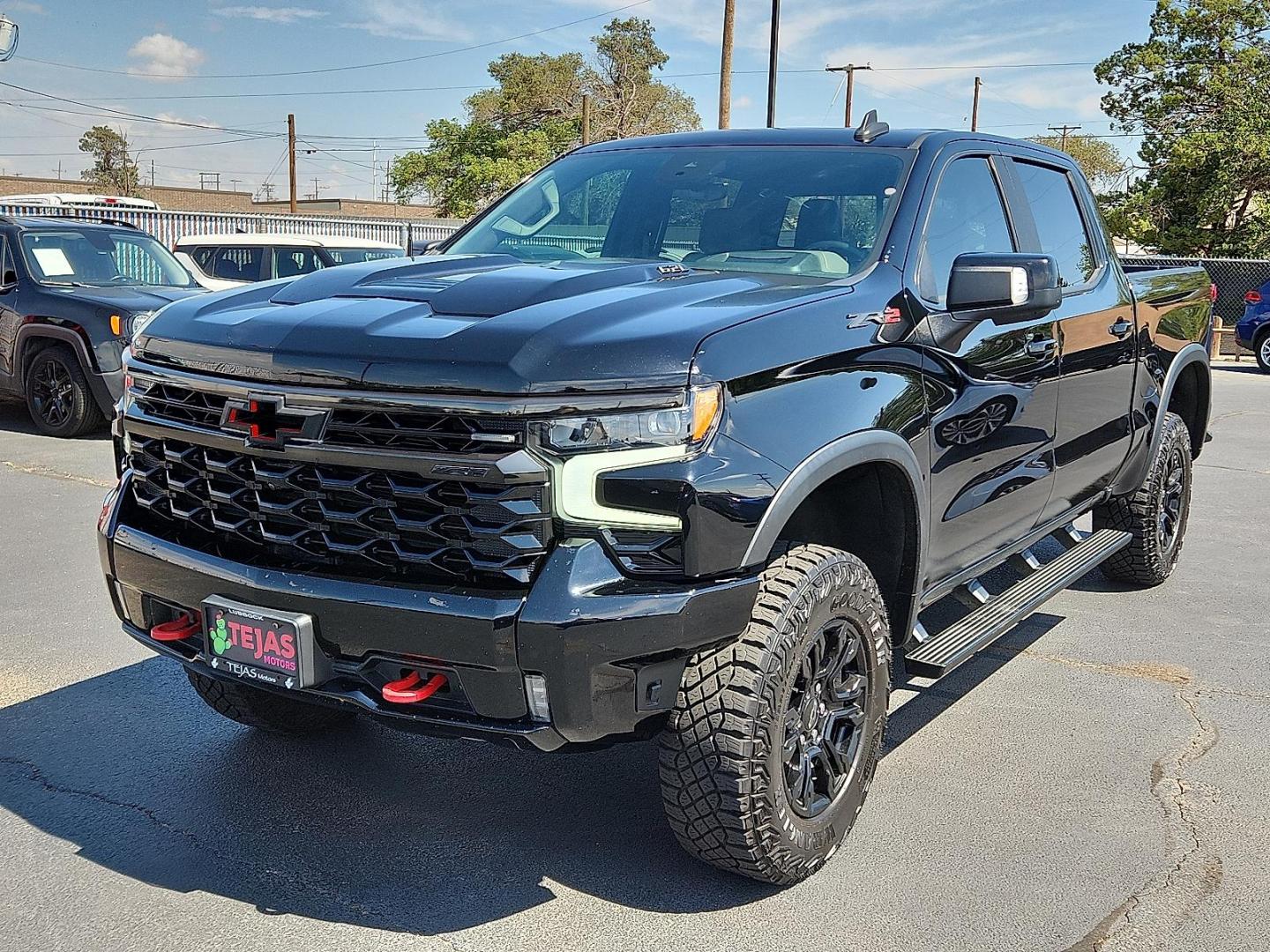 2022 /Jet Black/Graystone Chevrolet Silverado 1500 4WD Crew Cab Short Bed ZR2 (3GCUDHEL0NG) with an EcoTec3 6.2L V-8 gasoline direct injection, variable valve control, premium unleaded, engine with cylinder deactivation and 420HP engine, located at 4110 Avenue Q, Lubbock, 79412, 33.556553, -101.855820 - Photo#3