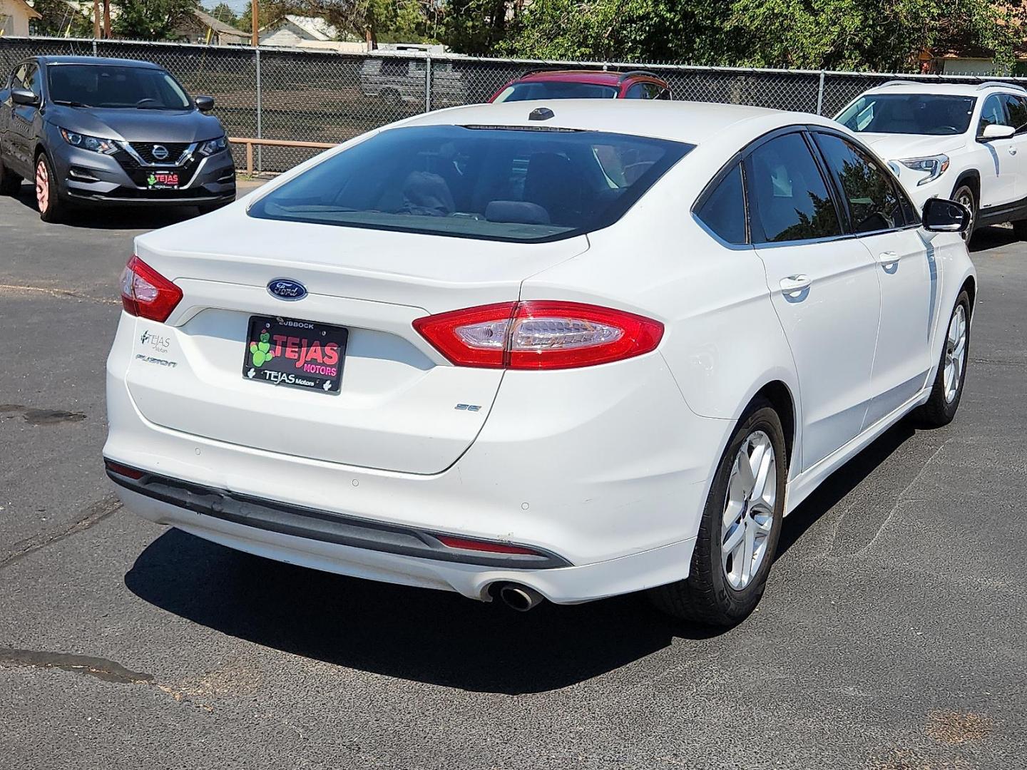 2016 Oxford White Clearcoat Ford Fusion SE (3FA6P0H76GR) with an Duratec 2.5L I-4 DOHC, iVCT variable valve control, regular unleaded, engine with 175HP engine, located at 4110 Avenue Q, Lubbock, 79412, 33.556553, -101.855820 - Photo#1
