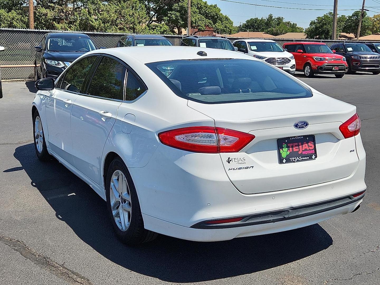 2016 Oxford White Clearcoat Ford Fusion SE (3FA6P0H76GR) with an Duratec 2.5L I-4 DOHC, iVCT variable valve control, regular unleaded, engine with 175HP engine, located at 4110 Avenue Q, Lubbock, 79412, 33.556553, -101.855820 - Photo#2