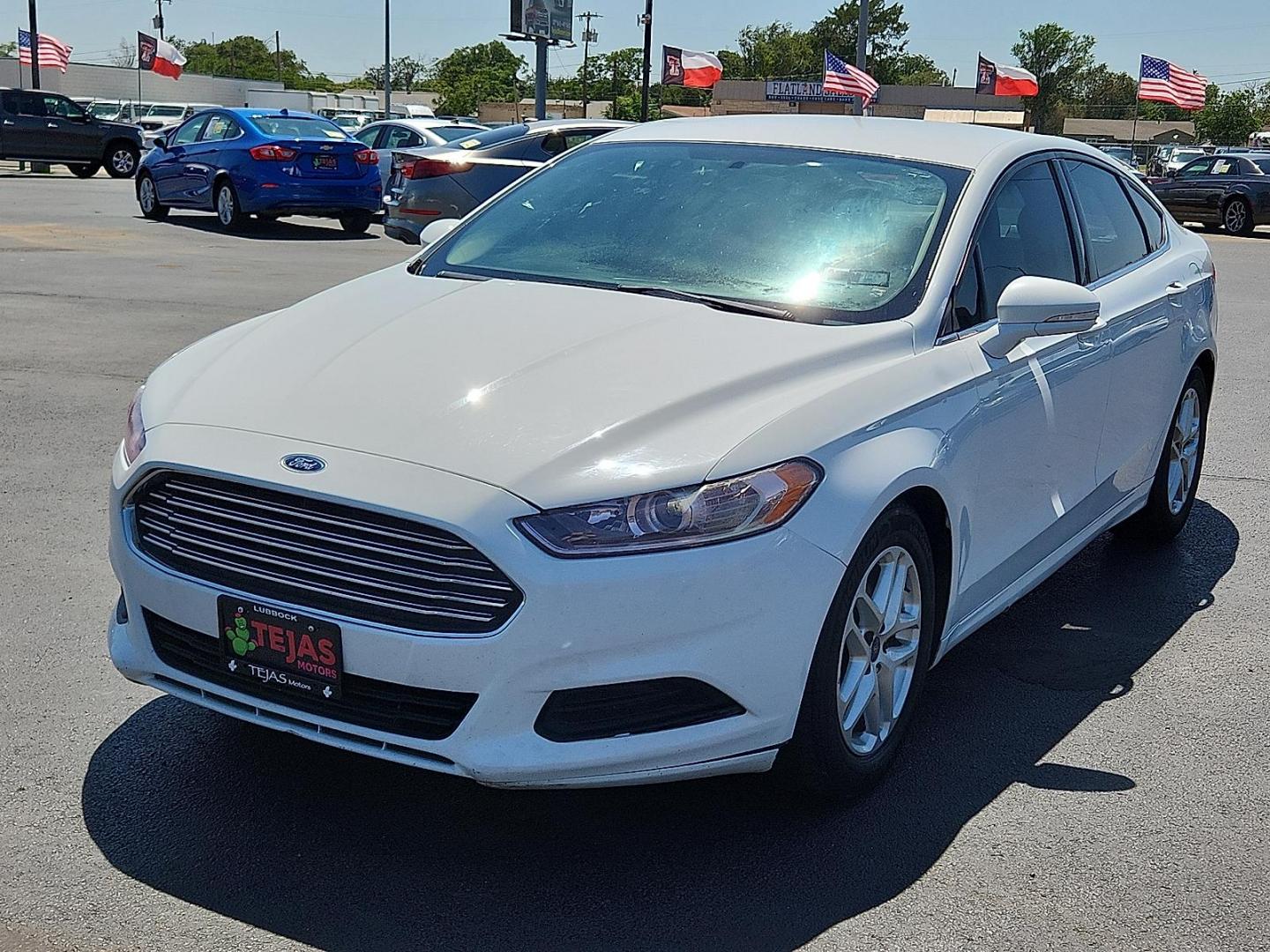 2016 Oxford White Clearcoat Ford Fusion SE (3FA6P0H76GR) with an Duratec 2.5L I-4 DOHC, iVCT variable valve control, regular unleaded, engine with 175HP engine, located at 4110 Avenue Q, Lubbock, 79412, 33.556553, -101.855820 - Photo#3
