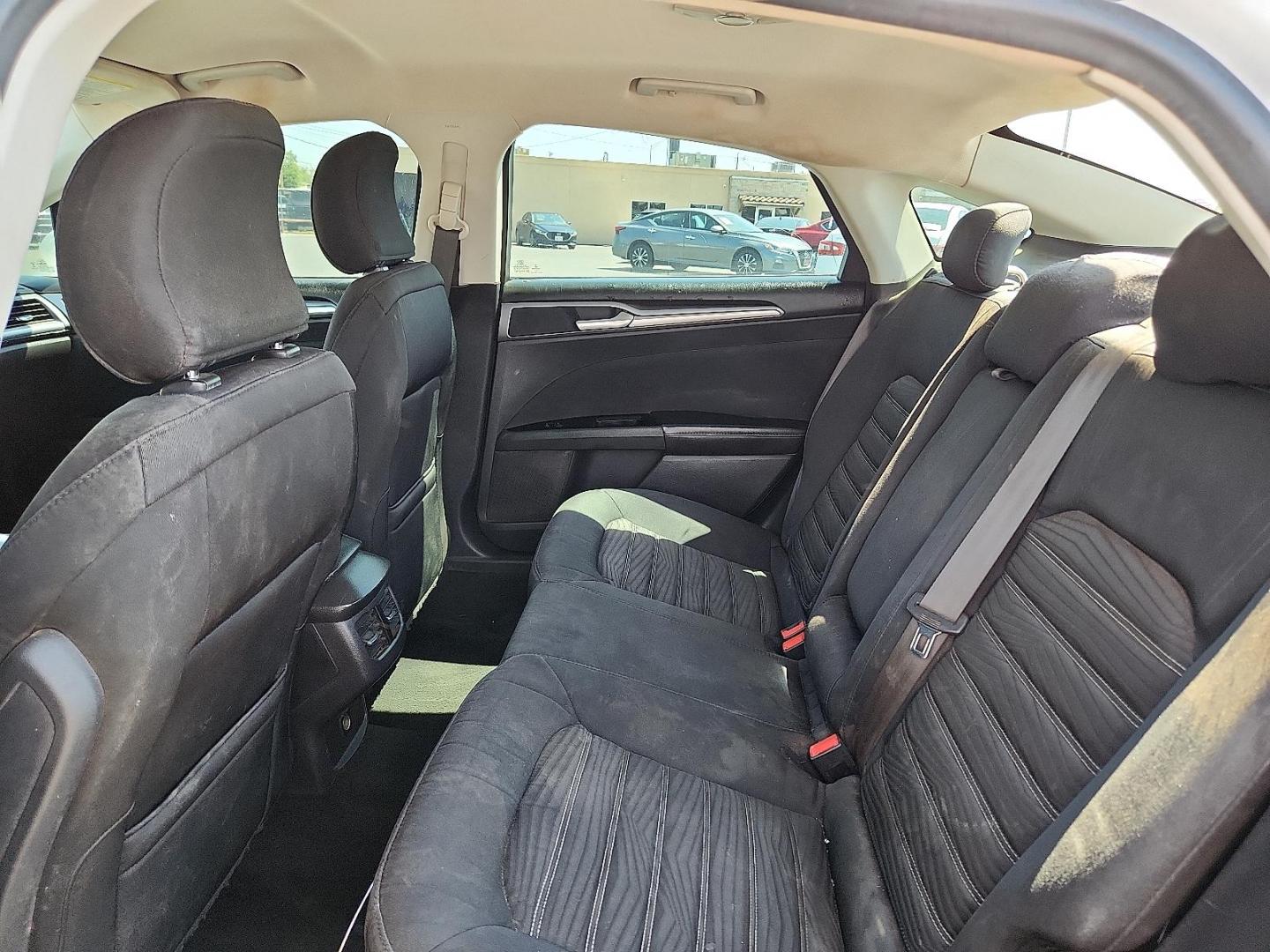 2016 Oxford White Clearcoat Ford Fusion SE (3FA6P0H76GR) with an Duratec 2.5L I-4 DOHC, iVCT variable valve control, regular unleaded, engine with 175HP engine, located at 4110 Avenue Q, Lubbock, 79412, 33.556553, -101.855820 - Photo#4