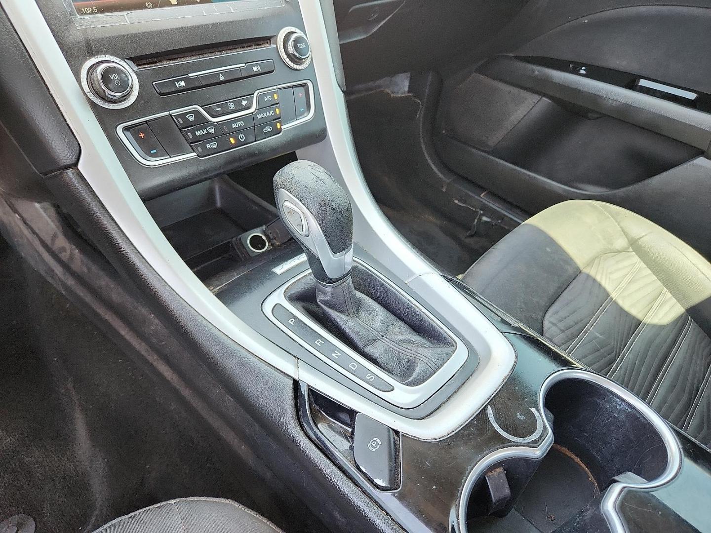 2016 Oxford White Clearcoat Ford Fusion SE (3FA6P0H76GR) with an Duratec 2.5L I-4 DOHC, iVCT variable valve control, regular unleaded, engine with 175HP engine, located at 4110 Avenue Q, Lubbock, 79412, 33.556553, -101.855820 - Photo#11
