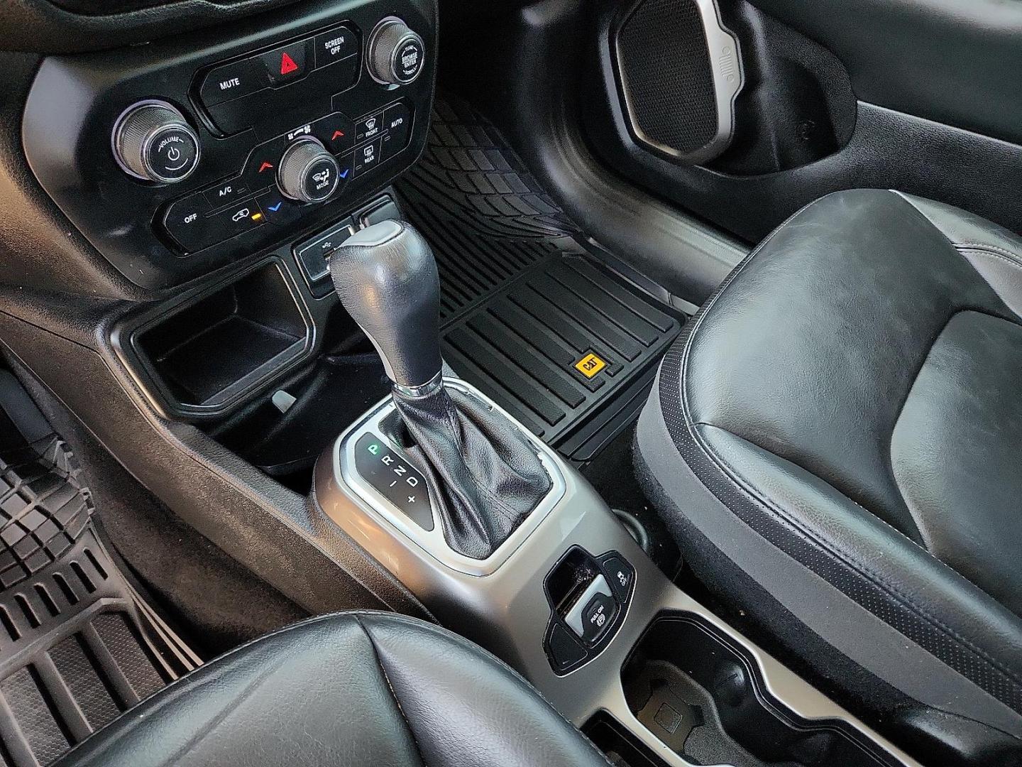 2018 WHITE Jeep Renegade Limited FWD (ZACCJADB3JP) with an Tigershark MultiAir 2.4L I-4 variable valve control, regular unleaded, engine with 180HP engine, located at 4110 Avenue Q, Lubbock, 79412, 33.556553, -101.855820 - Photo#11