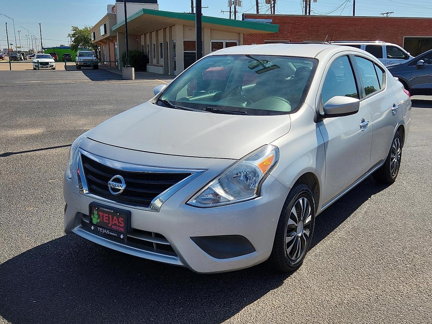 2019 Brilliant Silver Metallic - K23 /Charcoal - G Nissan Versa 1.6 SV (3N1CN7AP6KL) with an 1.6L I-4 DOHC, variable valve control, regular unleaded, engine with 109HP engine, located at 4110 Avenue Q, Lubbock, 79412, 33.556553, -101.855820 - Photo#3