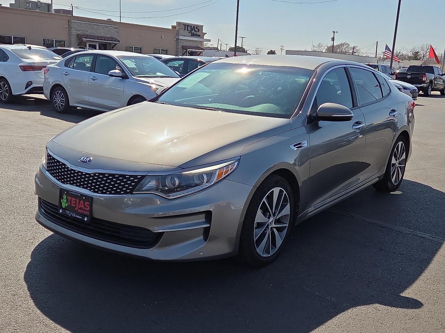 2016 Titanium Gray - IM /Black - WK Kia Optima EX (5XXGU4L33GG) with an Theta II 2.4L I-4 gasoline direct injection, DOHC, CVVT variable valve control, regular unleaded, engine with 185HP engine, located at 4110 Avenue Q, Lubbock, 79412, 33.556553, -101.855820 - Photo#4