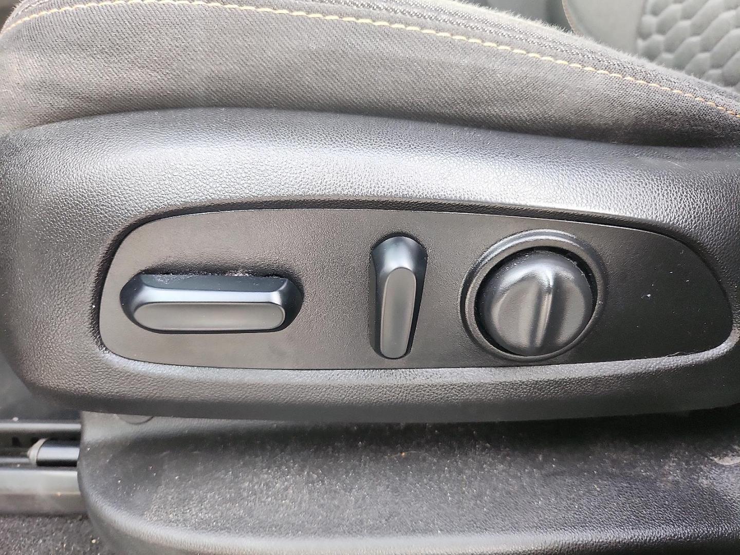 2019 SILVER /Black Chevrolet Equinox LT (2GNAXUEV5K6) with an 1.5L I-4 gasoline direct injection, DOHC, VVT variable valve control, intercooled turbo, regular unleaded, engine with 170HP engine, located at 4110 Avenue Q, Lubbock, 79412, 33.556553, -101.855820 - 02/17/2026 KEY IN ENVELOPE GOD - Photo#8