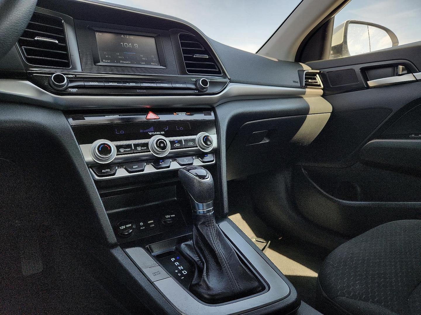 2020 WHITE /Black - C1 Hyundai Elantra SE (5NPD74LF0LH) with an Nu 2L I-4 DOHC, D-CVVT variable valve control, regular unleaded, engine with 147HP engine, located at 4110 Avenue Q, Lubbock, 79412, 33.556553, -101.855820 - Photo#11