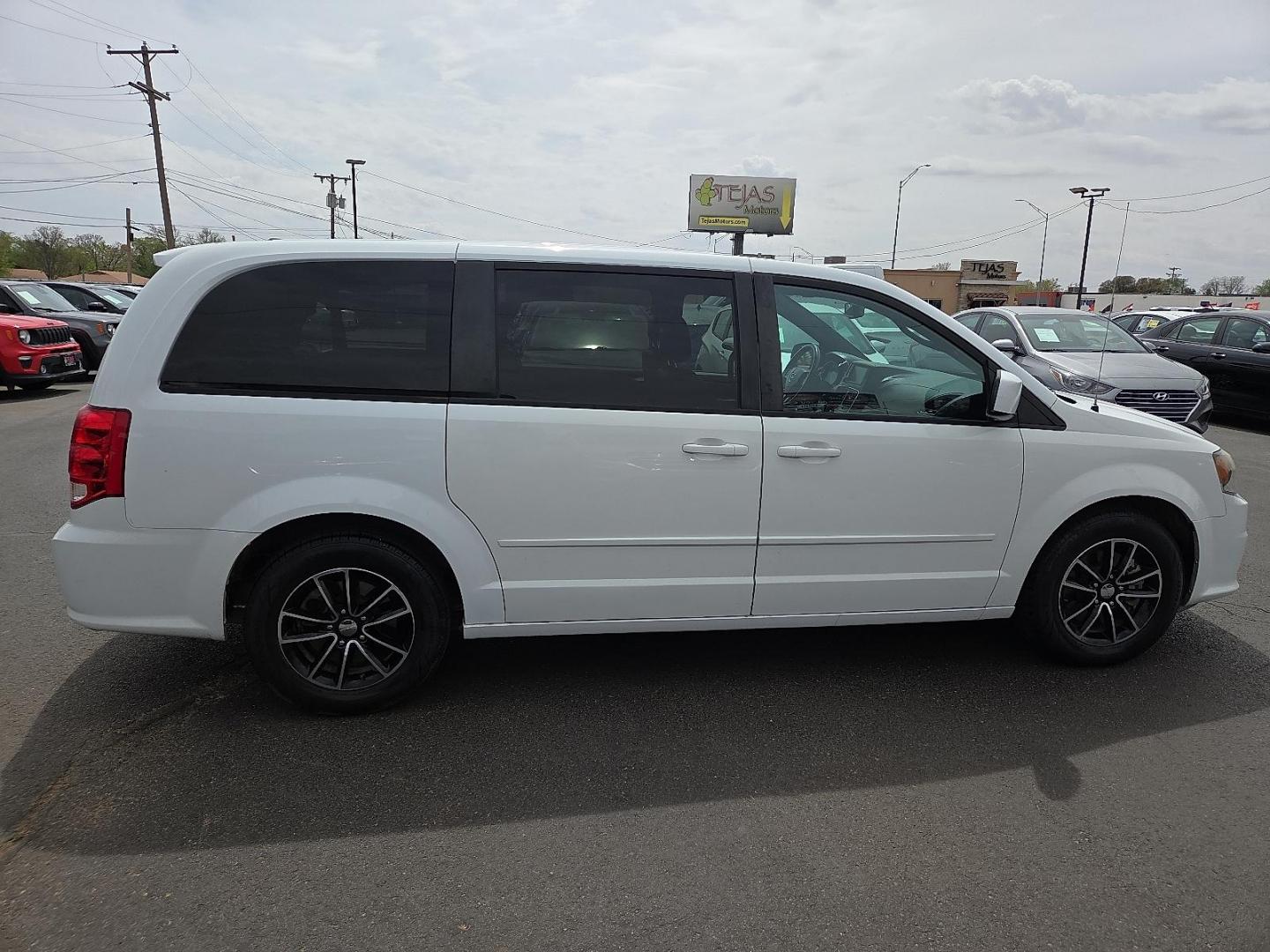 2016 Bright White Clear Coat /Black - X9 Dodge Grand Caravan SXT (2C4RDGCG7GR) with an Pentastar 3.6L V-6 DOHC, variable valve control, regular unleaded, engine with 283HP engine, located at 4110 Avenue Q, Lubbock, 79412, 33.556553, -101.855820 - Photo#1