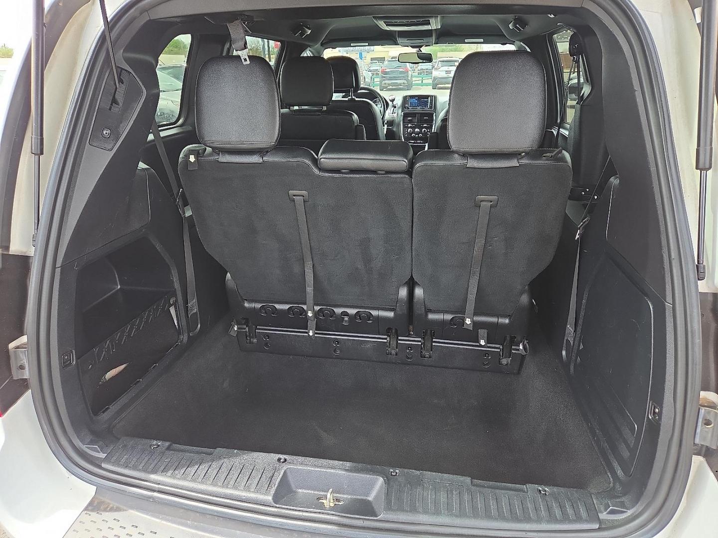 2016 Bright White Clear Coat /Black - X9 Dodge Grand Caravan SXT (2C4RDGCG7GR) with an Pentastar 3.6L V-6 DOHC, variable valve control, regular unleaded, engine with 283HP engine, located at 4110 Avenue Q, Lubbock, 79412, 33.556553, -101.855820 - Photo#5