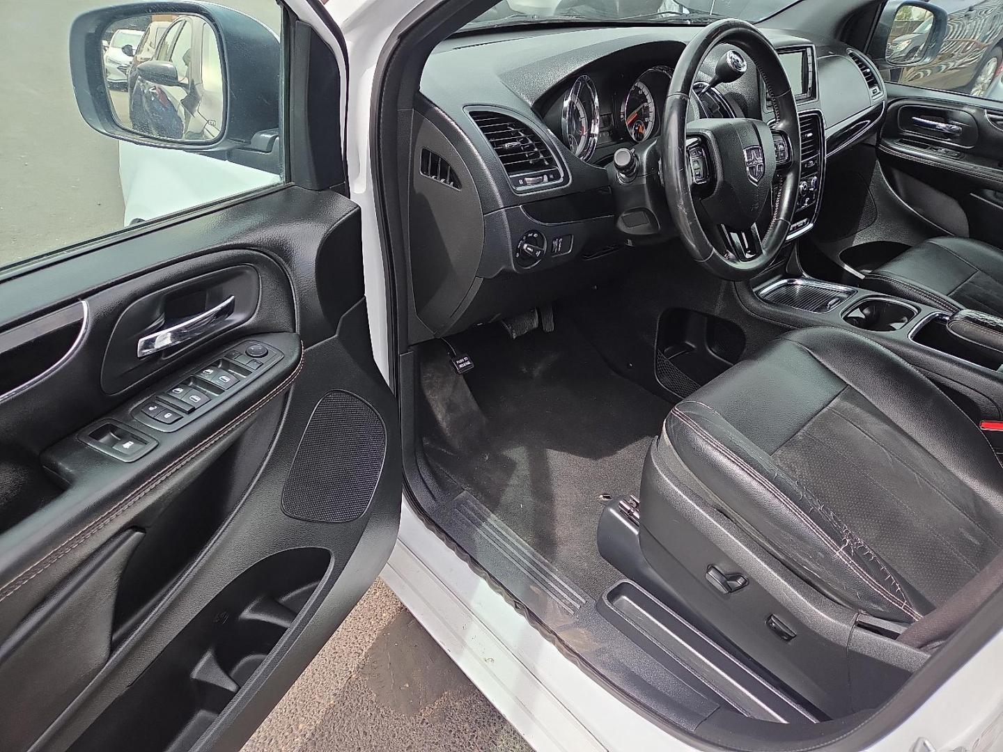 2016 Bright White Clear Coat /Black - X9 Dodge Grand Caravan SXT (2C4RDGCG7GR) with an Pentastar 3.6L V-6 DOHC, variable valve control, regular unleaded, engine with 283HP engine, located at 4110 Avenue Q, Lubbock, 79412, 33.556553, -101.855820 - Photo#9