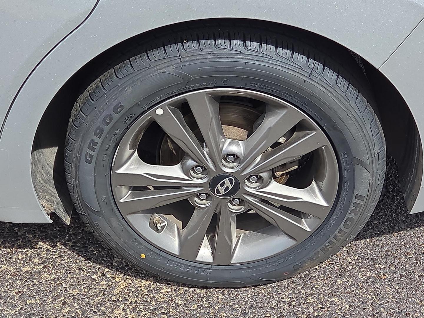 2018 Symphony Silver - Y8 /Black - CT Hyundai Elantra SEL (5NPD84LF5JH) with an Nu 2L I-4 DOHC, D-CVVT variable valve control, regular unleaded, engine with 147HP engine, located at 4110 Avenue Q, Lubbock, 79412, 33.556553, -101.855820 - Photo#5