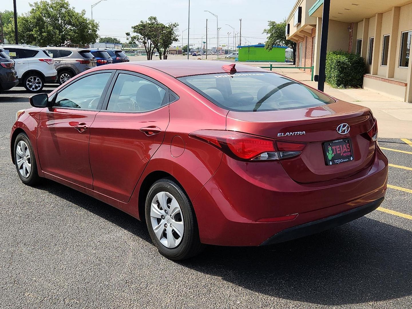 2016 Venetian Red - TR /Gray - RAS Hyundai Elantra SE (5NPDH4AE8GH) with an Nu 1.8L I-4 DOHC, D-CVVT variable valve control, regular unleaded, engine with 145HP engine, located at 4110 Avenue Q, Lubbock, 79412, 33.556553, -101.855820 - Photo#2