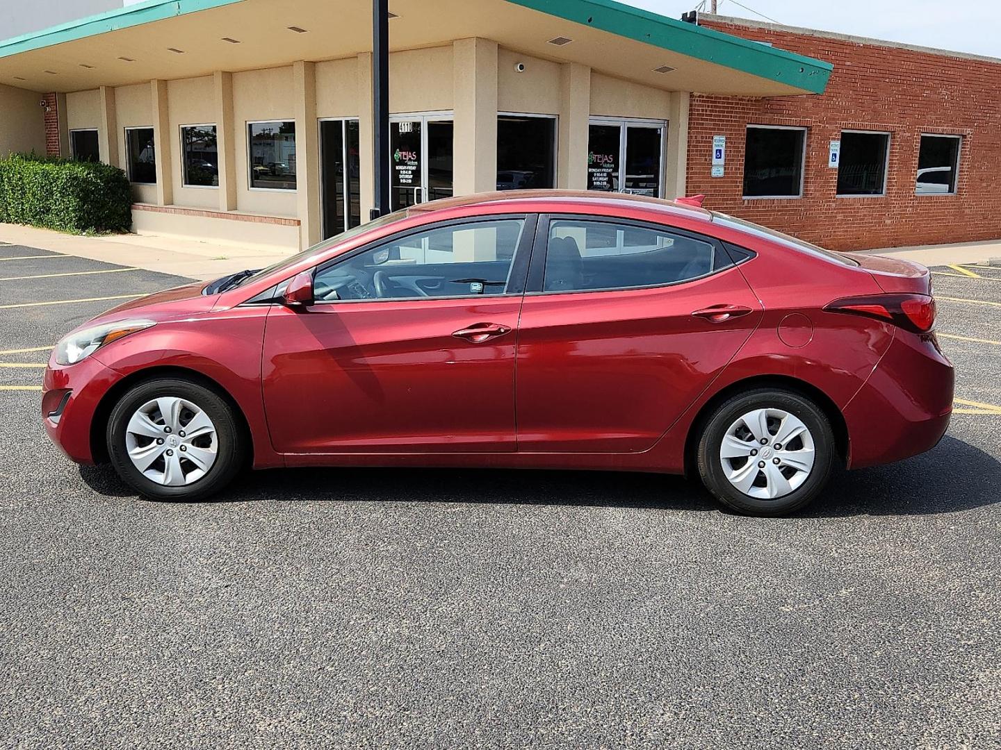 2016 Venetian Red - TR /Gray - RAS Hyundai Elantra SE (5NPDH4AE8GH) with an Nu 1.8L I-4 DOHC, D-CVVT variable valve control, regular unleaded, engine with 145HP engine, located at 4110 Avenue Q, Lubbock, 79412, 33.556553, -101.855820 - Photo#3