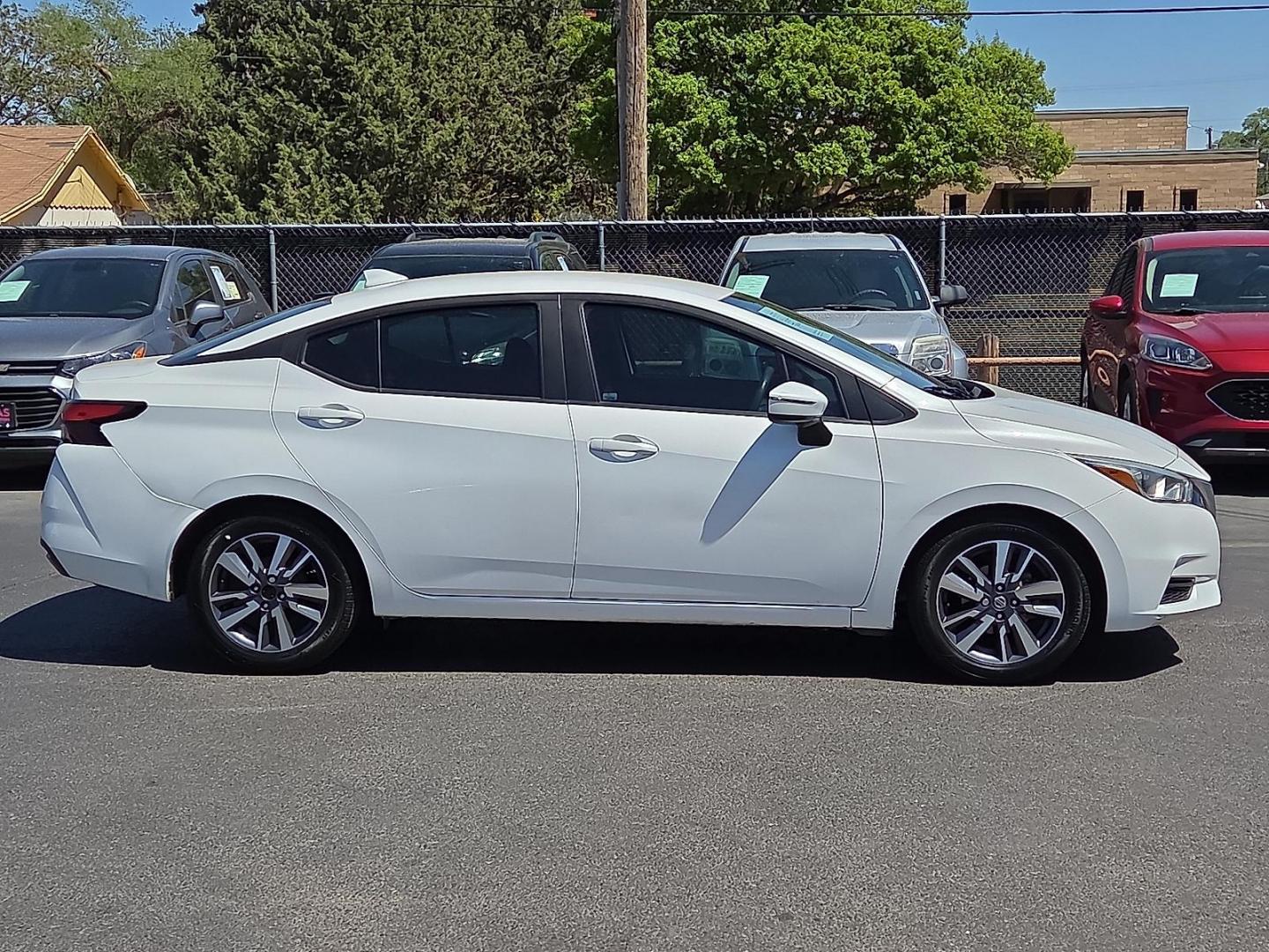 2020 Aspen White TriCoat Pearl - QAC /Graphite - K Nissan Versa SV Xtronic CVT (3N1CN8EV1LL) with an 1.6L I-4 DOHC, variable valve control, regular unleaded, engine with 122HP engine, located at 4110 Avenue Q, Lubbock, 79412, 33.556553, -101.855820 - Photo#1