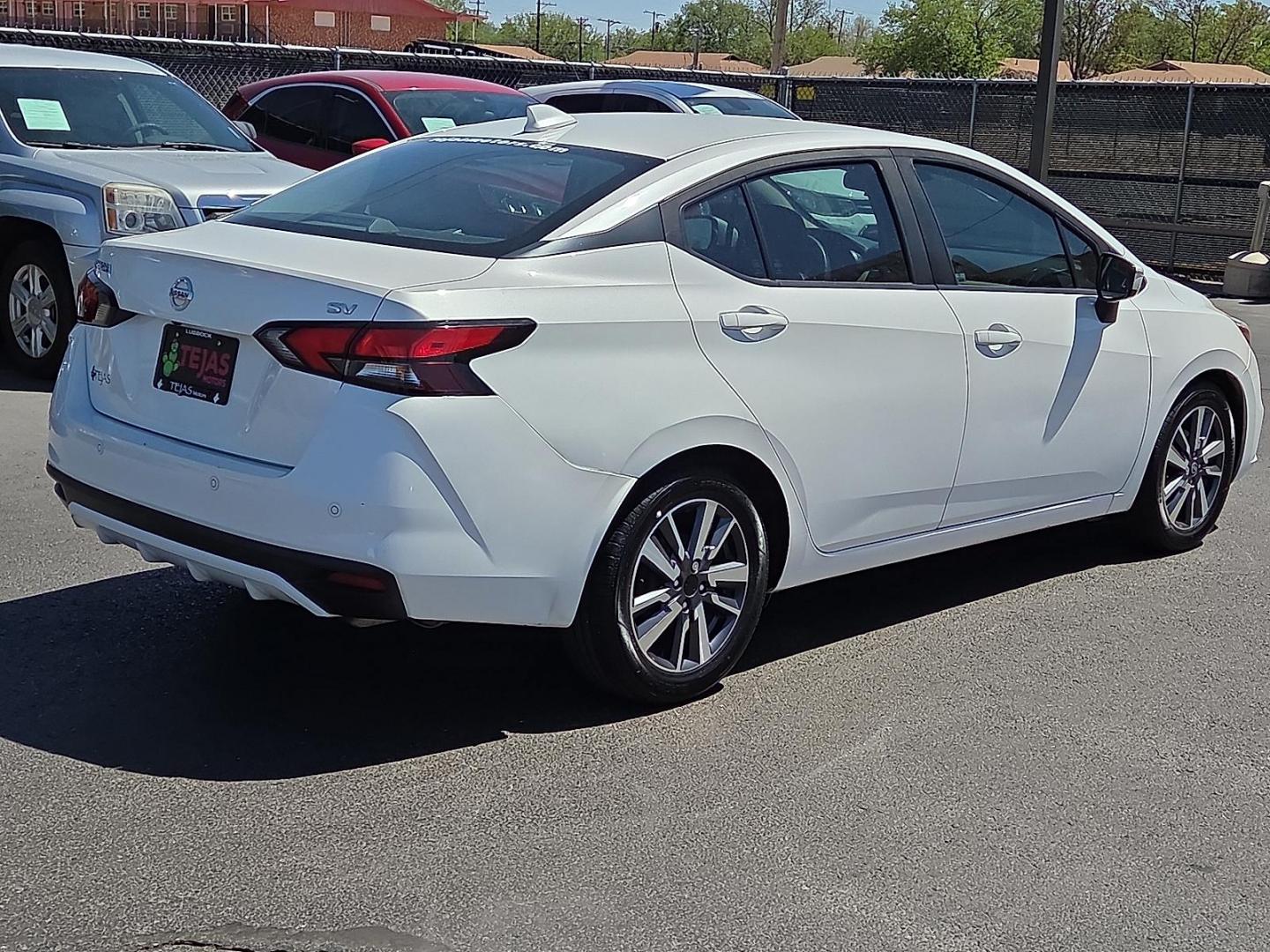 2020 Aspen White TriCoat Pearl - QAC /Graphite - K Nissan Versa SV Xtronic CVT (3N1CN8EV1LL) with an 1.6L I-4 DOHC, variable valve control, regular unleaded, engine with 122HP engine, located at 4110 Avenue Q, Lubbock, 79412, 33.556553, -101.855820 - Photo#2