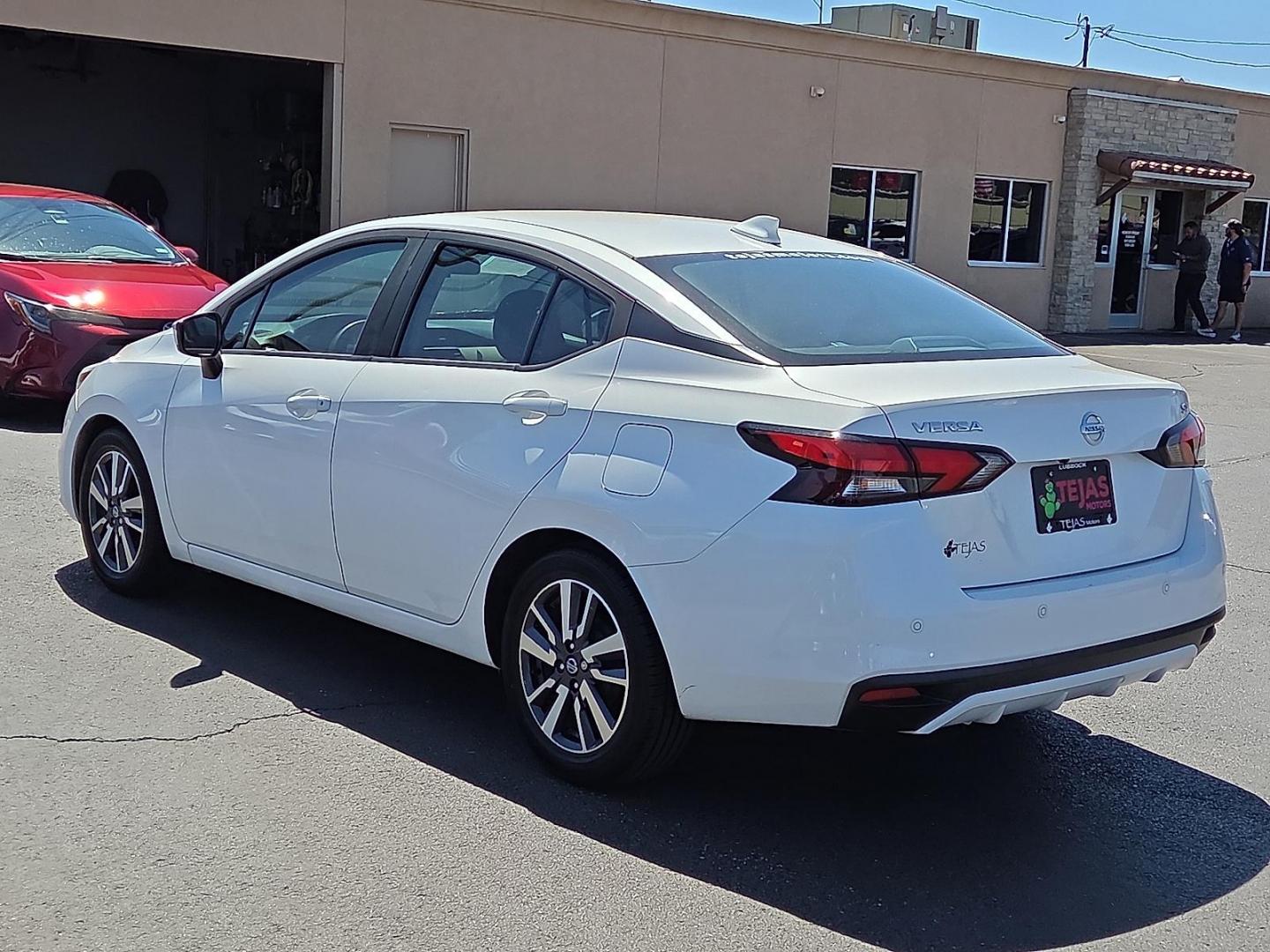 2020 Aspen White TriCoat Pearl - QAC /Graphite - K Nissan Versa SV Xtronic CVT (3N1CN8EV1LL) with an 1.6L I-4 DOHC, variable valve control, regular unleaded, engine with 122HP engine, located at 4110 Avenue Q, Lubbock, 79412, 33.556553, -101.855820 - Photo#3