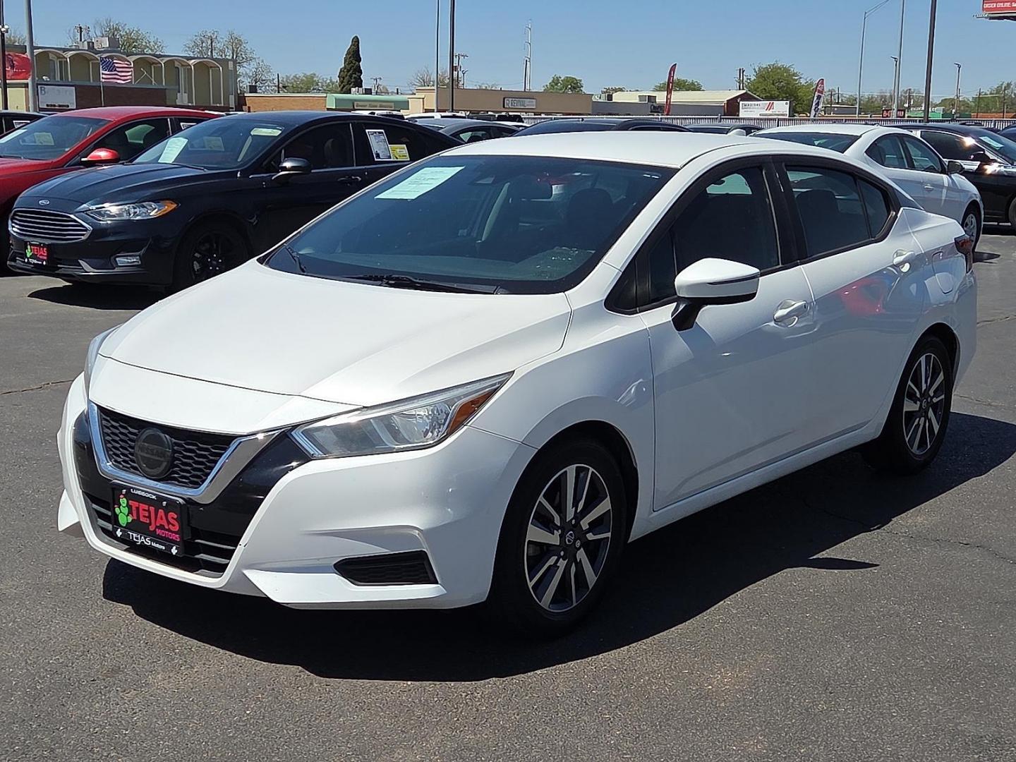 2020 Aspen White TriCoat Pearl - QAC /Graphite - K Nissan Versa SV Xtronic CVT (3N1CN8EV1LL) with an 1.6L I-4 DOHC, variable valve control, regular unleaded, engine with 122HP engine, located at 4110 Avenue Q, Lubbock, 79412, 33.556553, -101.855820 - Photo#4