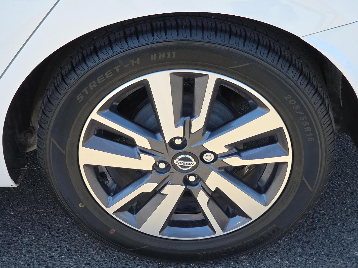 2020 Aspen White TriCoat Pearl - QAC /Graphite - K Nissan Versa SV Xtronic CVT (3N1CN8EV1LL) with an 1.6L I-4 DOHC, variable valve control, regular unleaded, engine with 122HP engine, located at 4110 Avenue Q, Lubbock, 79412, 33.556553, -101.855820 - Photo#5