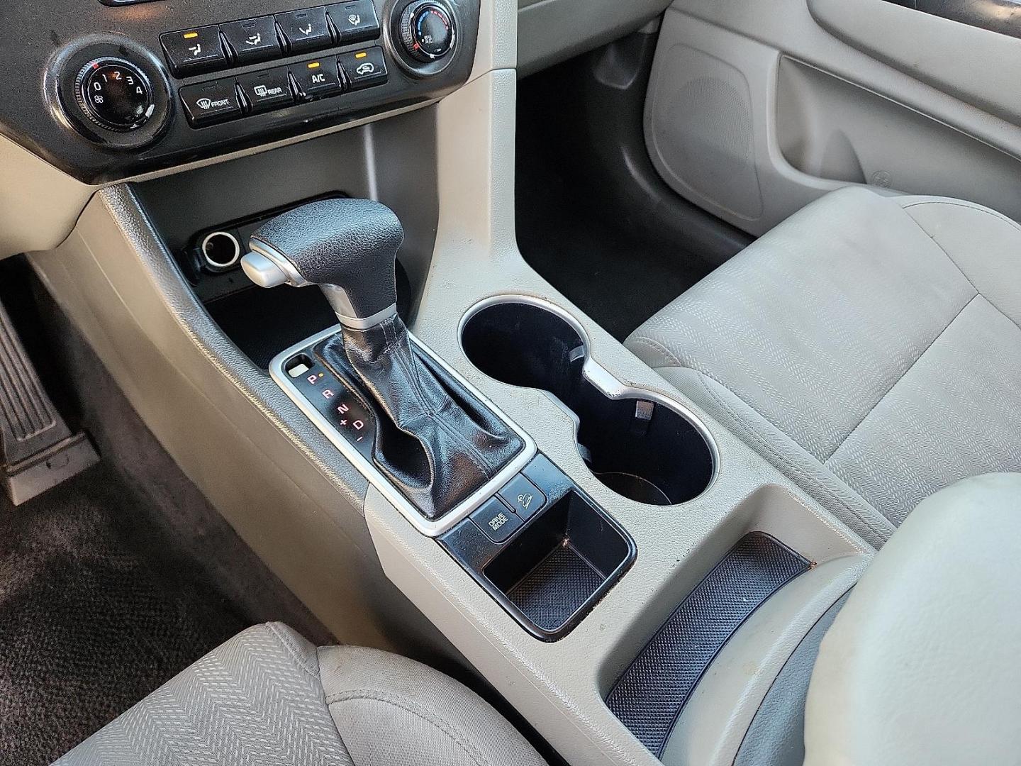 2017 Sparkling Silver - KCS /Gray - GBU Kia Sportage LX (KNDPM3AC4H7) with an Theta II 2.4L I-4 gasoline direct injection, DOHC, D-CVVT variable valve control, regular unleaded, engine with 181HP engine, located at 4110 Avenue Q, Lubbock, 79412, 33.556553, -101.855820 - Photo#11