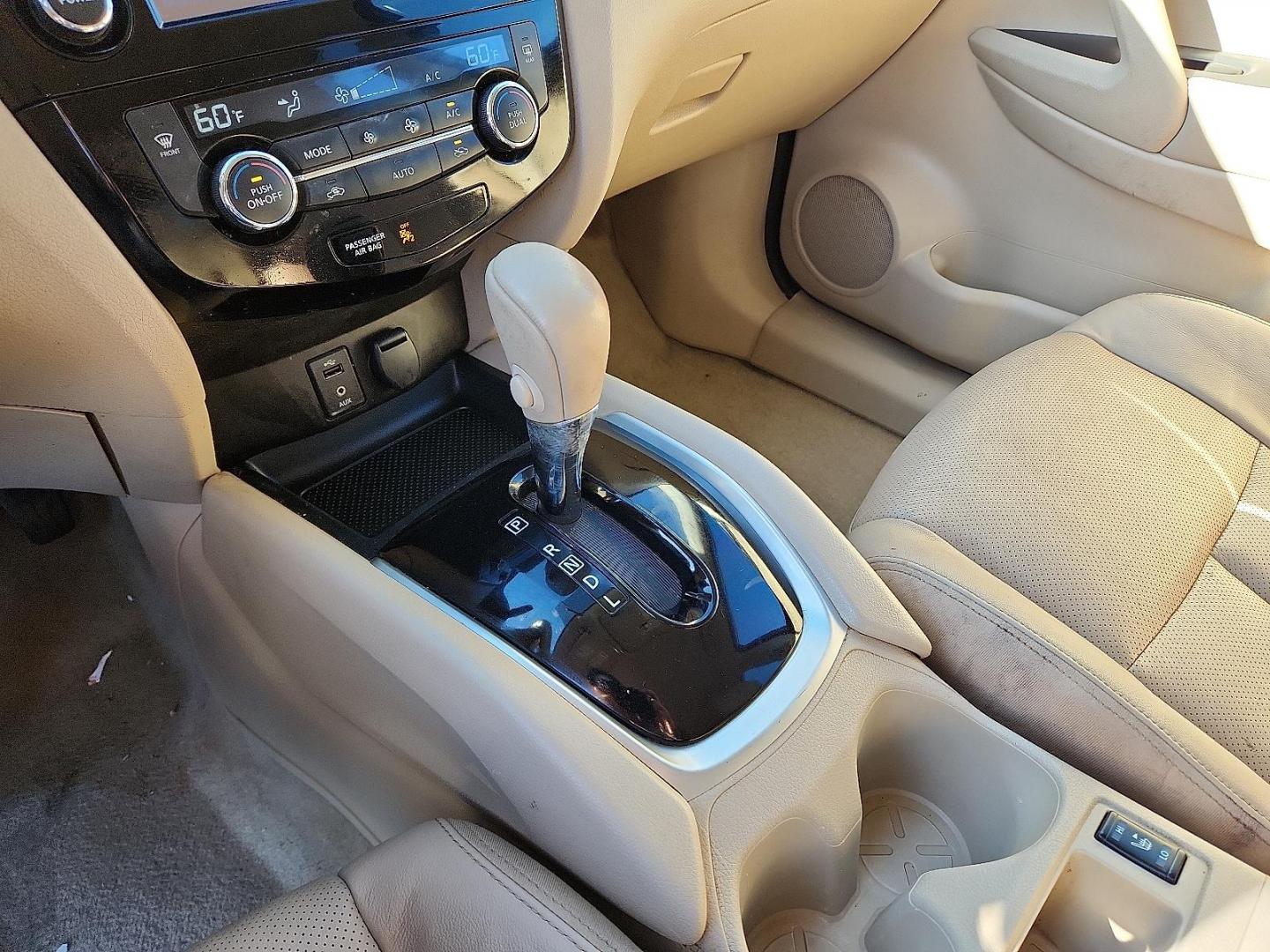 2015 Gun Metallic - KAD /Almond - C Nissan Rogue SL (5N1AT2MT1FC) with an 2.5L I-4 DOHC, variable valve control, regular unleaded, engine with 170HP engine, located at 4110 Avenue Q, Lubbock, 79412, 33.556553, -101.855820 - Photo#11