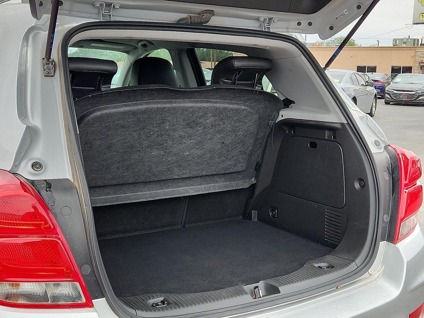 2018 Silver Ice Metallic - GAN /Jet Black/Light Ash Gray - AFQ Chevrolet Trax LT (KL7CJLSBXJB) with an ECOTEC 1.4L I-4 DOHC, VVT variable valve control, intercooled turbo, regular unleaded, engine with 138HP engine, located at 4110 Avenue Q, Lubbock, 79412, 33.556553, -101.855820 - Photo#5