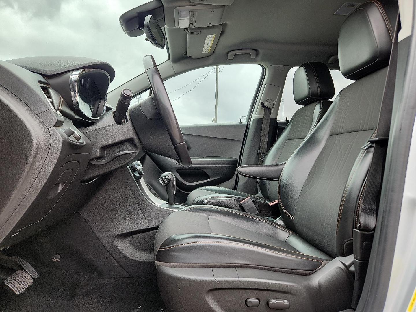2018 Silver Ice Metallic - GAN /Jet Black/Light Ash Gray - AFQ Chevrolet Trax LT (KL7CJLSBXJB) with an ECOTEC 1.4L I-4 DOHC, VVT variable valve control, intercooled turbo, regular unleaded, engine with 138HP engine, located at 4110 Avenue Q, Lubbock, 79412, 33.556553, -101.855820 - Photo#8