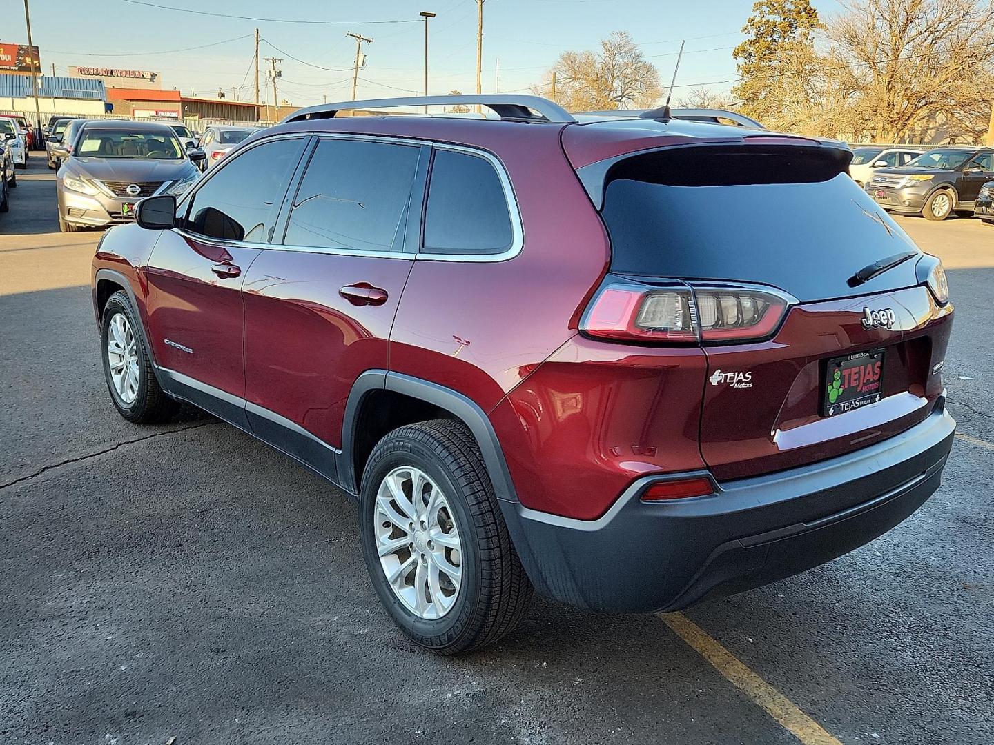 2019 RED Jeep Cherokee Latitude FWD (1C4PJLCB7KD) with an MultiAir2 Tigershark 2.4L I-4 variable valve control, regular unleaded, engine with 180HP engine, located at 4110 Avenue Q, Lubbock, 79412, 33.556553, -101.855820 - Photo#2