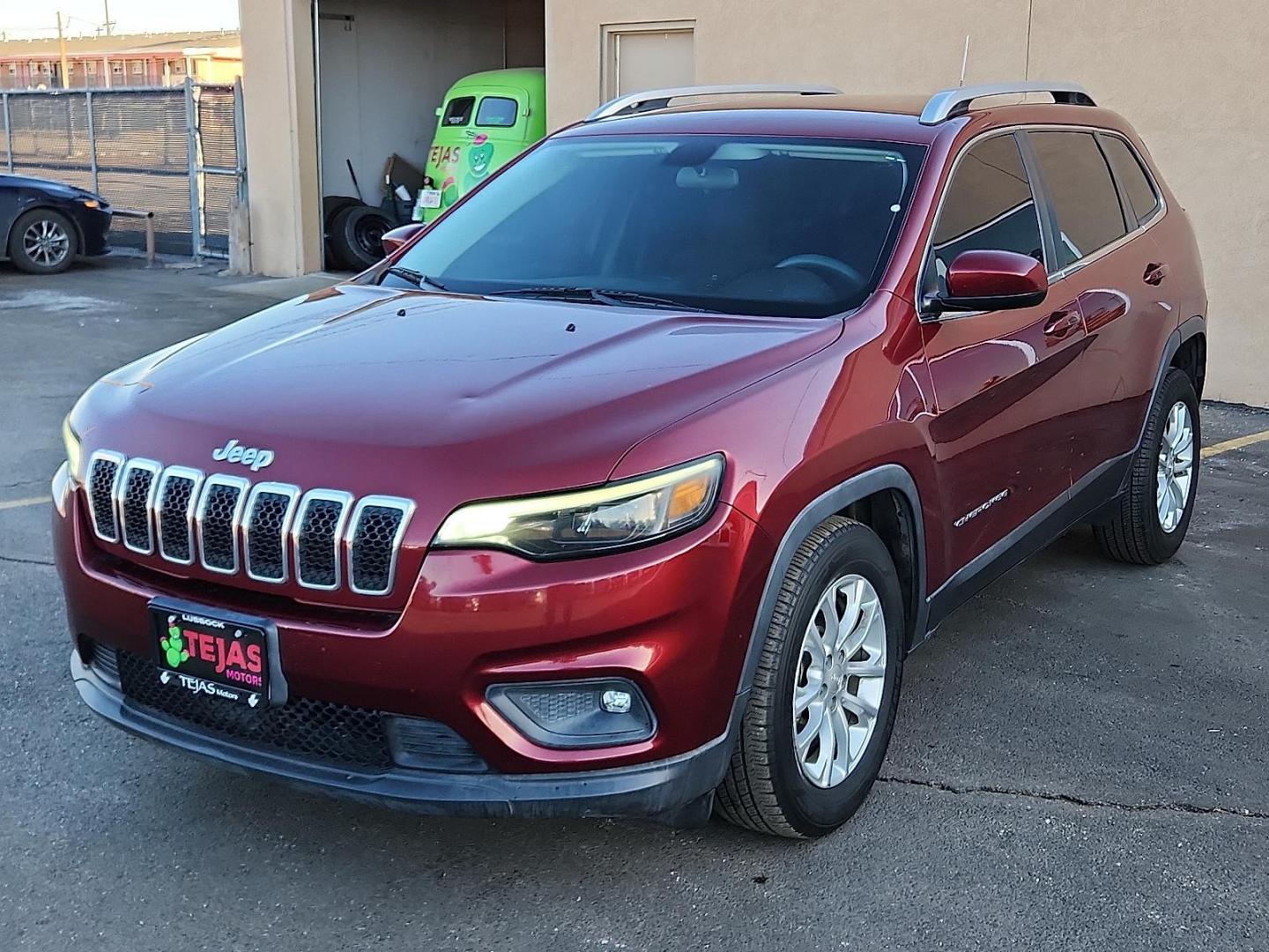 2019 RED Jeep Cherokee Latitude FWD (1C4PJLCB7KD) with an MultiAir2 Tigershark 2.4L I-4 variable valve control, regular unleaded, engine with 180HP engine, located at 4110 Avenue Q, Lubbock, 79412, 33.556553, -101.855820 - Photo#3