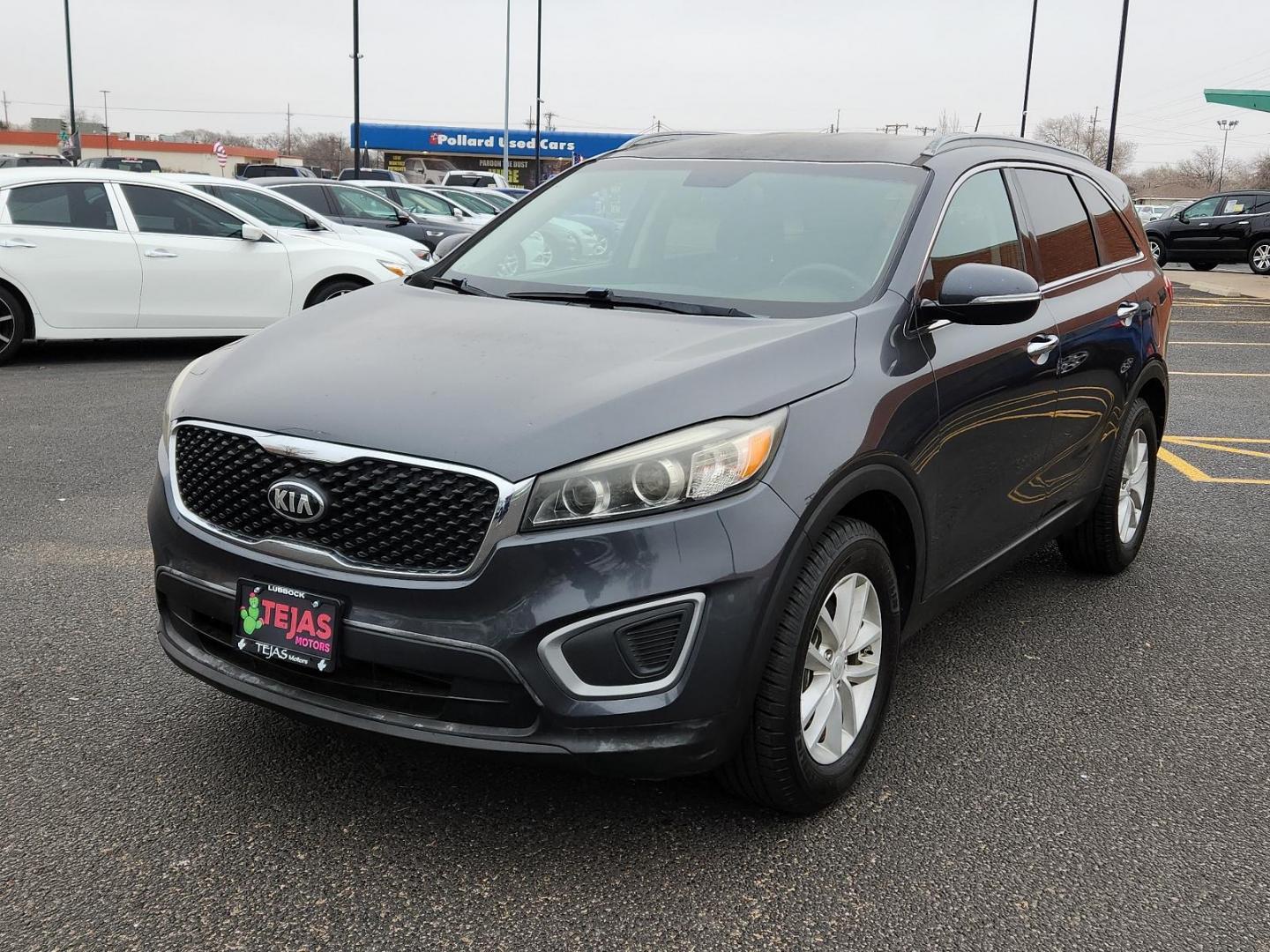 2017 GRAY Kia Sorento 2.4L LX (5XYPG4A34HG) with an 2.4L I-4 gasoline direct injection, DOHC, variable valve control, regular unleaded, engine with 185HP engine, located at 4110 Avenue Q, Lubbock, 79412, 33.556553, -101.855820 - Photo#3