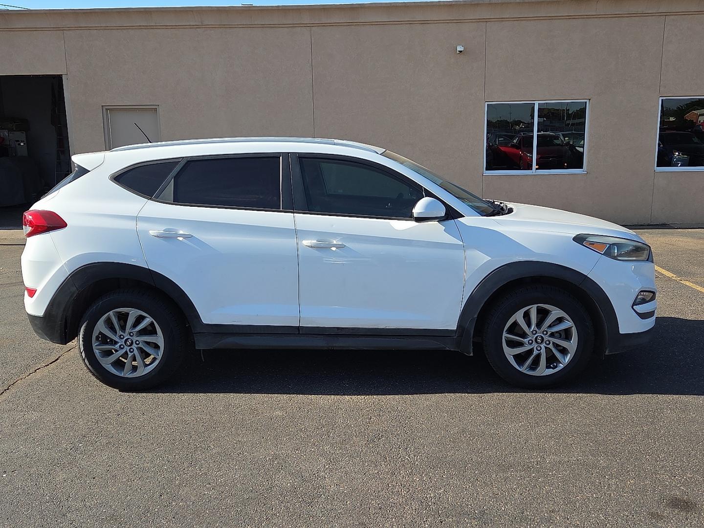 2016 Winter White - PKW /Beige - YAK Hyundai Tucson SE (KM8J33A40GU) with an Nu 2L I-4 gasoline direct injection, DOHC, variable valve control, regular unleaded, engine with 164HP engine, located at 4110 Avenue Q, Lubbock, 79412, 33.556553, -101.855820- Photo#1