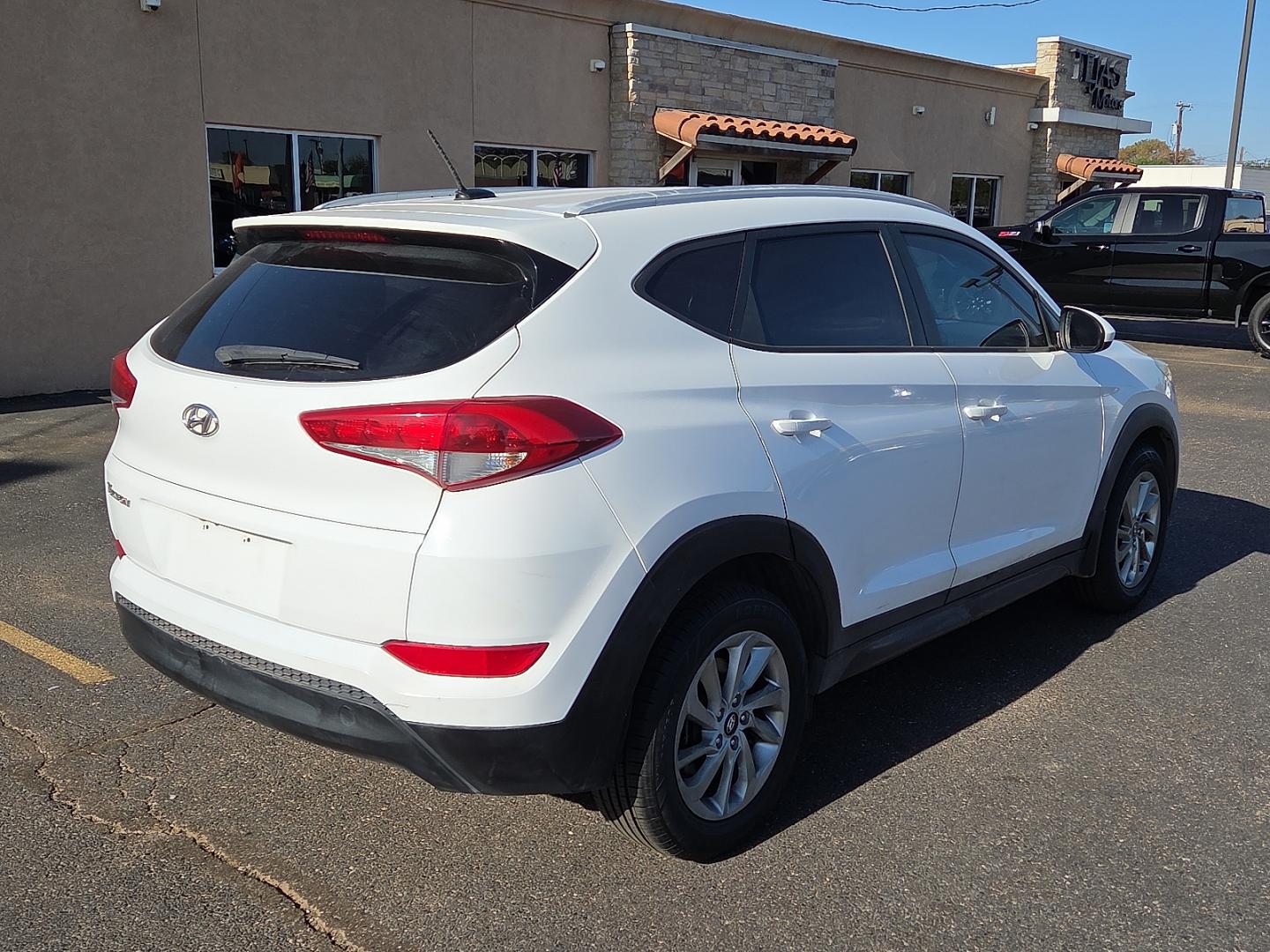 2016 Winter White - PKW /Beige - YAK Hyundai Tucson SE (KM8J33A40GU) with an Nu 2L I-4 gasoline direct injection, DOHC, variable valve control, regular unleaded, engine with 164HP engine, located at 4110 Avenue Q, Lubbock, 79412, 33.556553, -101.855820- Photo#2