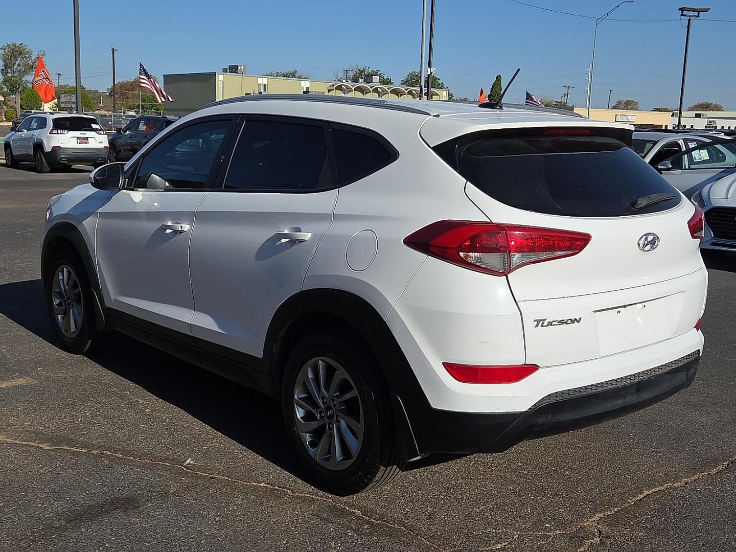 2016 Winter White - PKW /Beige - YAK Hyundai Tucson SE (KM8J33A40GU) with an Nu 2L I-4 gasoline direct injection, DOHC, variable valve control, regular unleaded, engine with 164HP engine, located at 4110 Avenue Q, Lubbock, 79412, 33.556553, -101.855820- Photo#3