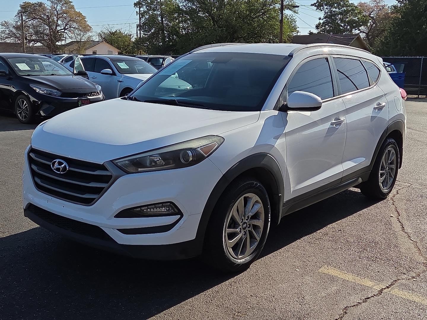 2016 Winter White - PKW /Beige - YAK Hyundai Tucson SE (KM8J33A40GU) with an Nu 2L I-4 gasoline direct injection, DOHC, variable valve control, regular unleaded, engine with 164HP engine, located at 4110 Avenue Q, Lubbock, 79412, 33.556553, -101.855820- Photo#4