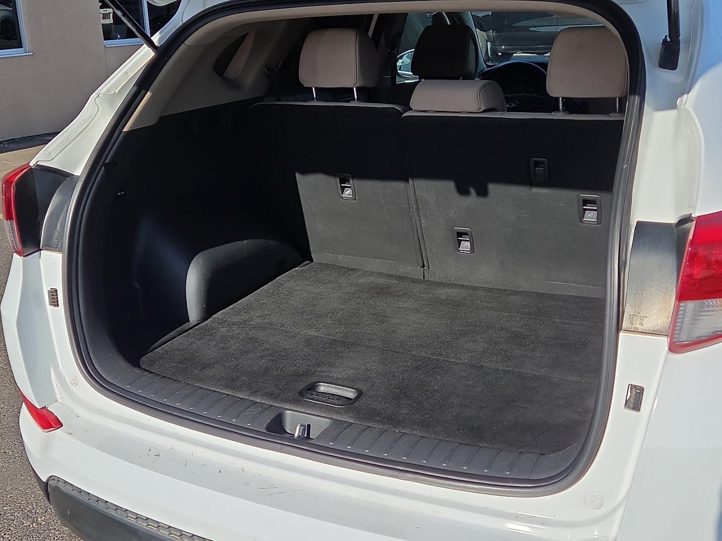 2016 Winter White - PKW /Beige - YAK Hyundai Tucson SE (KM8J33A40GU) with an Nu 2L I-4 gasoline direct injection, DOHC, variable valve control, regular unleaded, engine with 164HP engine, located at 4110 Avenue Q, Lubbock, 79412, 33.556553, -101.855820- Photo#5