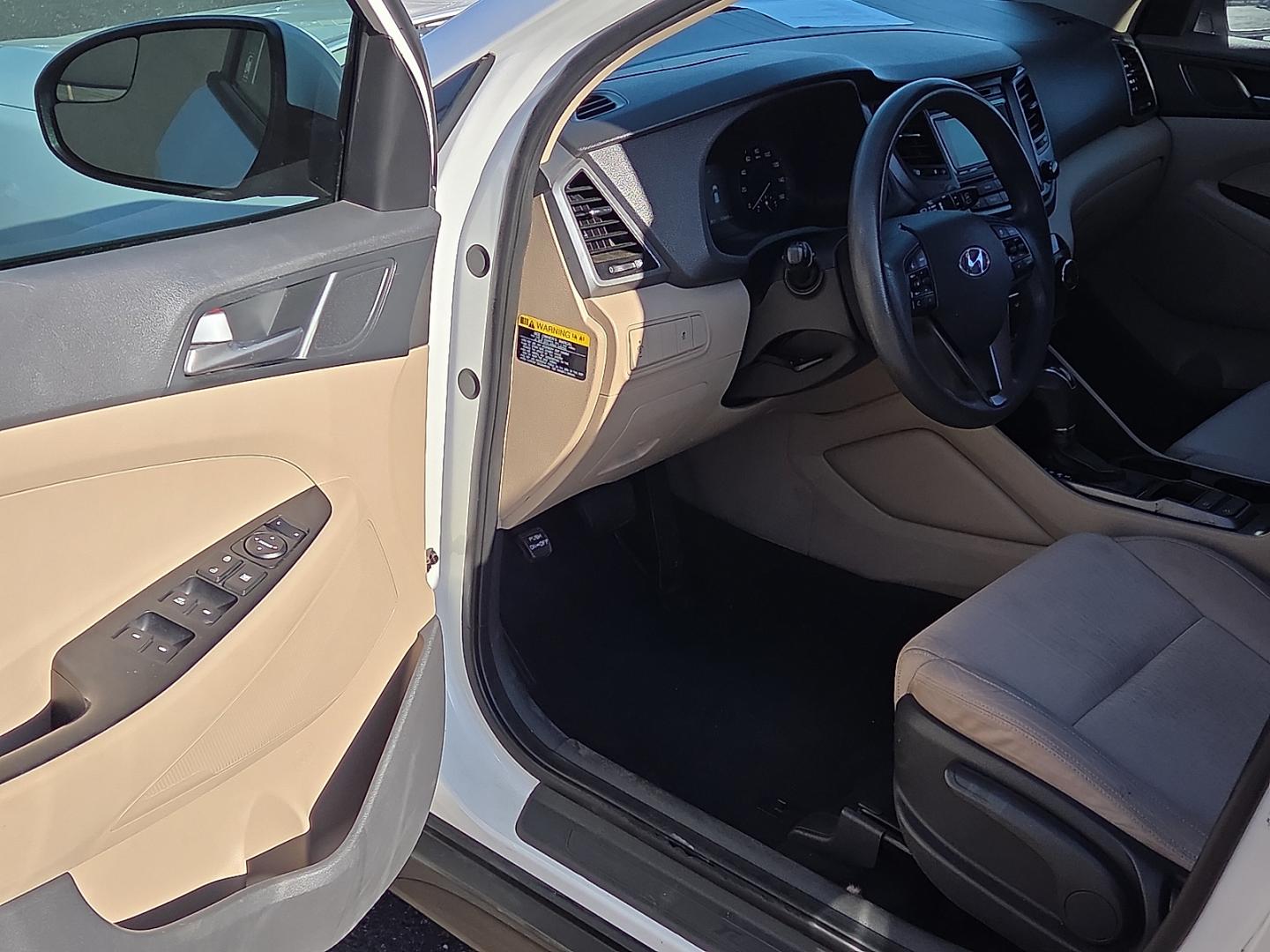 2016 Winter White - PKW /Beige - YAK Hyundai Tucson SE (KM8J33A40GU) with an Nu 2L I-4 gasoline direct injection, DOHC, variable valve control, regular unleaded, engine with 164HP engine, located at 4110 Avenue Q, Lubbock, 79412, 33.556553, -101.855820- Photo#8