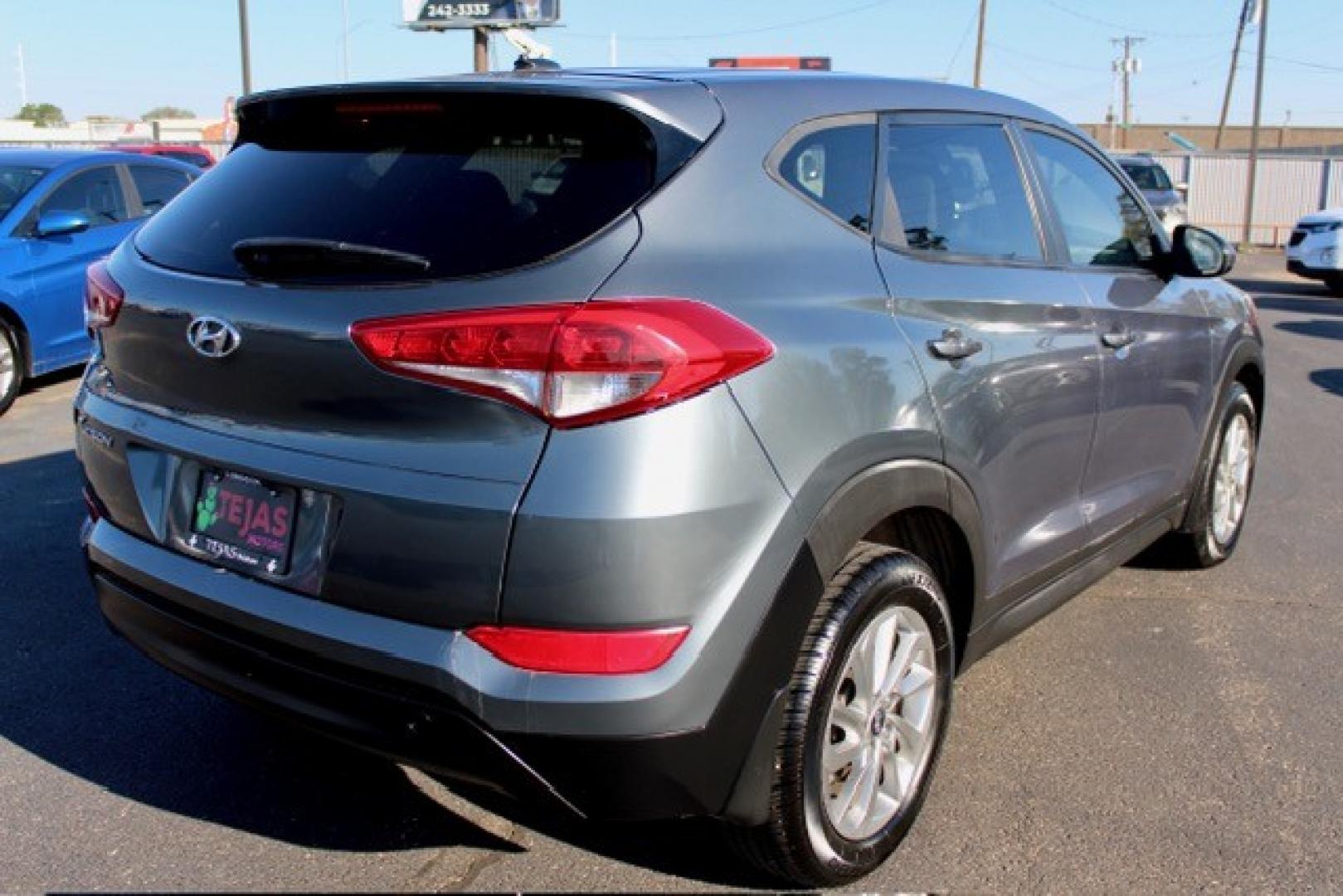 2016 GRAY Hyundai Tucson SE (KM8J23A44GU) with an Engine: 2.0L DOHC 16V I4 w/CVVT MPI engine, located at 4110 Avenue Q, Lubbock, 79412, 33.556553, -101.855820 - 02/20/2025 KEY IN ENVELOPE GOD- Photo#3