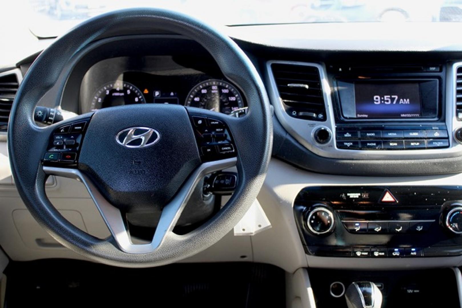 2016 GRAY Hyundai Tucson SE (KM8J23A44GU) with an Engine: 2.0L DOHC 16V I4 w/CVVT MPI engine, located at 4110 Avenue Q, Lubbock, 79412, 33.556553, -101.855820 - 02/20/2025 KEY IN ENVELOPE GOD- Photo#5